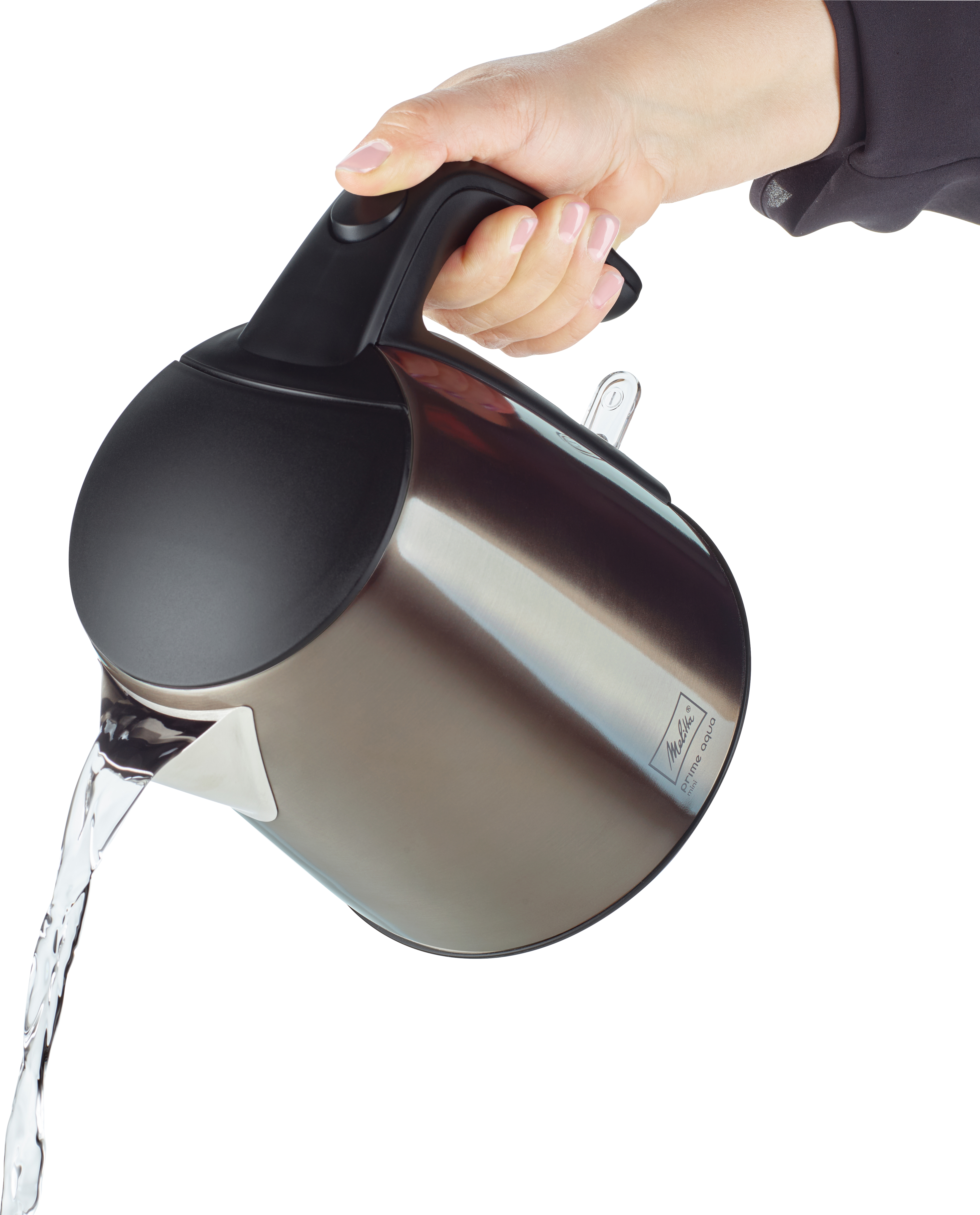 Eine Hand gießt Wasser aus einem silber-schwarzen Melitta-Kessel.