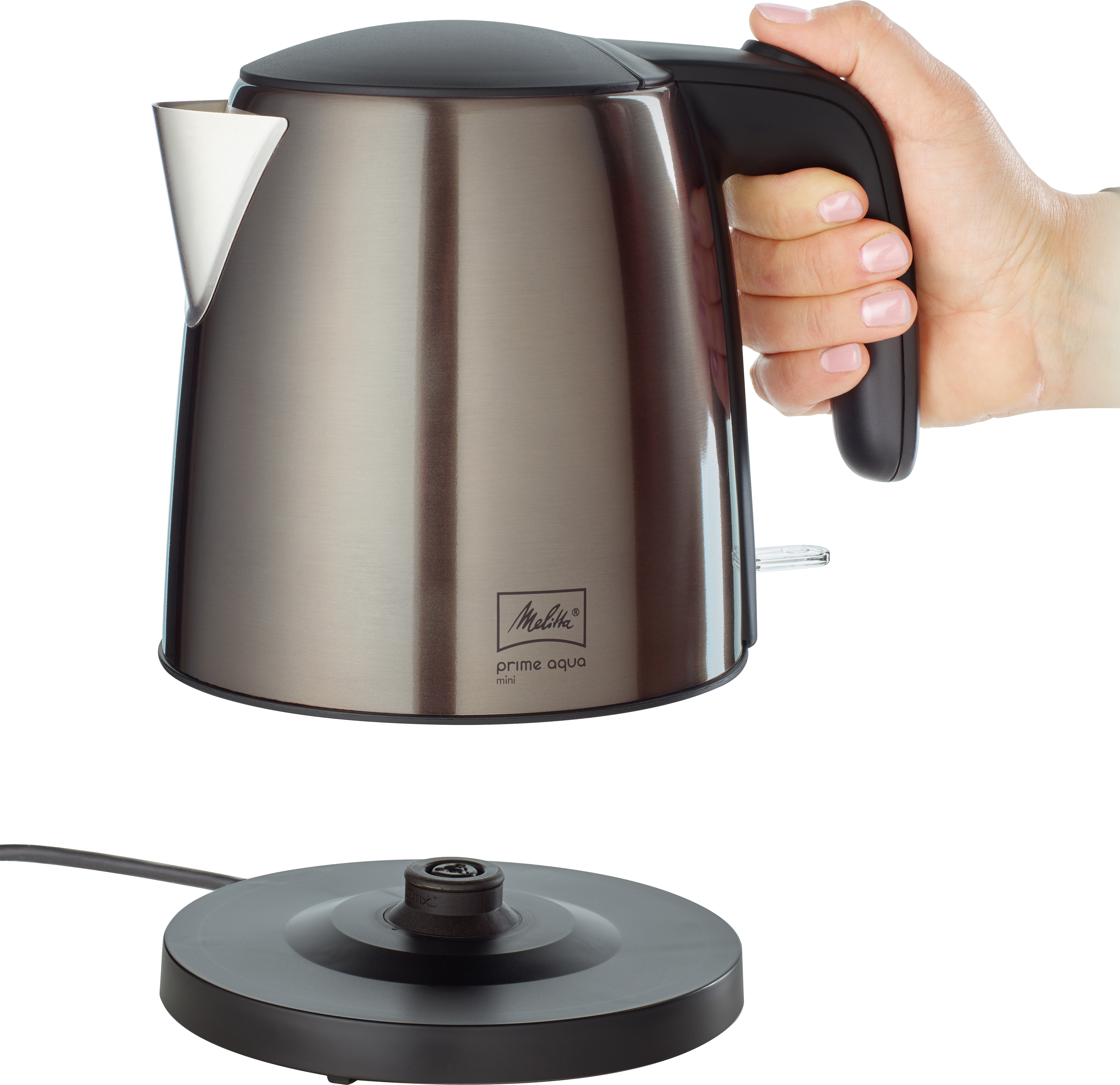 Ein silberner Wasserkocher mit schwarzem Sockel und Griff, gehalten von einer Hand.