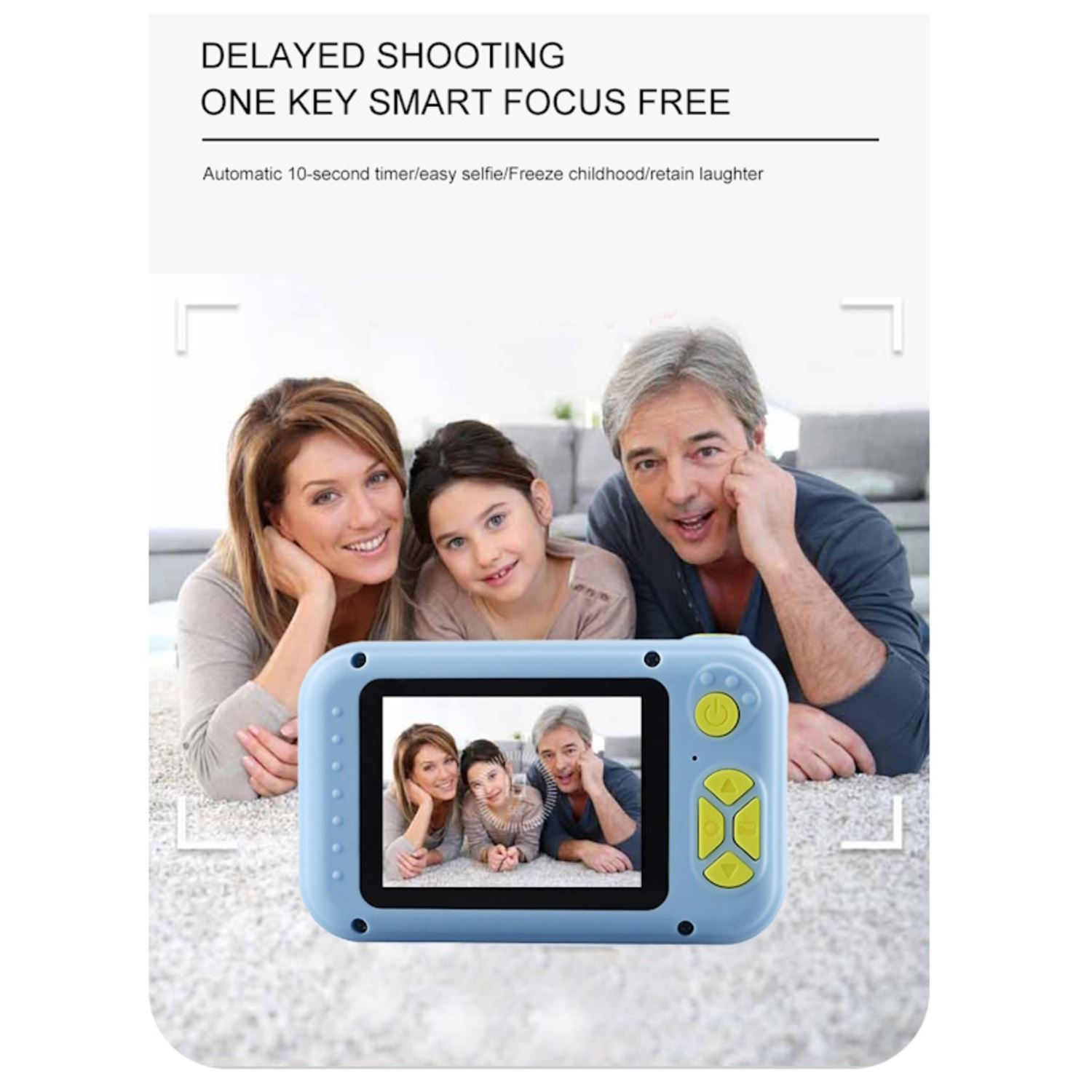 Una macchina fotografica giocattolo blu, con una foto di famiglia sul suo schermo. Due adulti e due bambini.
