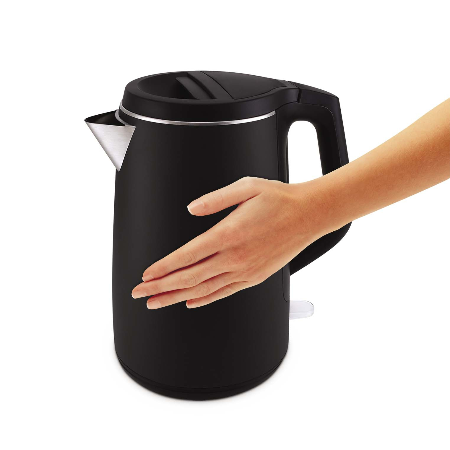 Schwarzer Wasserkocher mit silbernem Ausguss. Eine Hand greift nach dem Wasserkocher. Weißer Hintergrund.