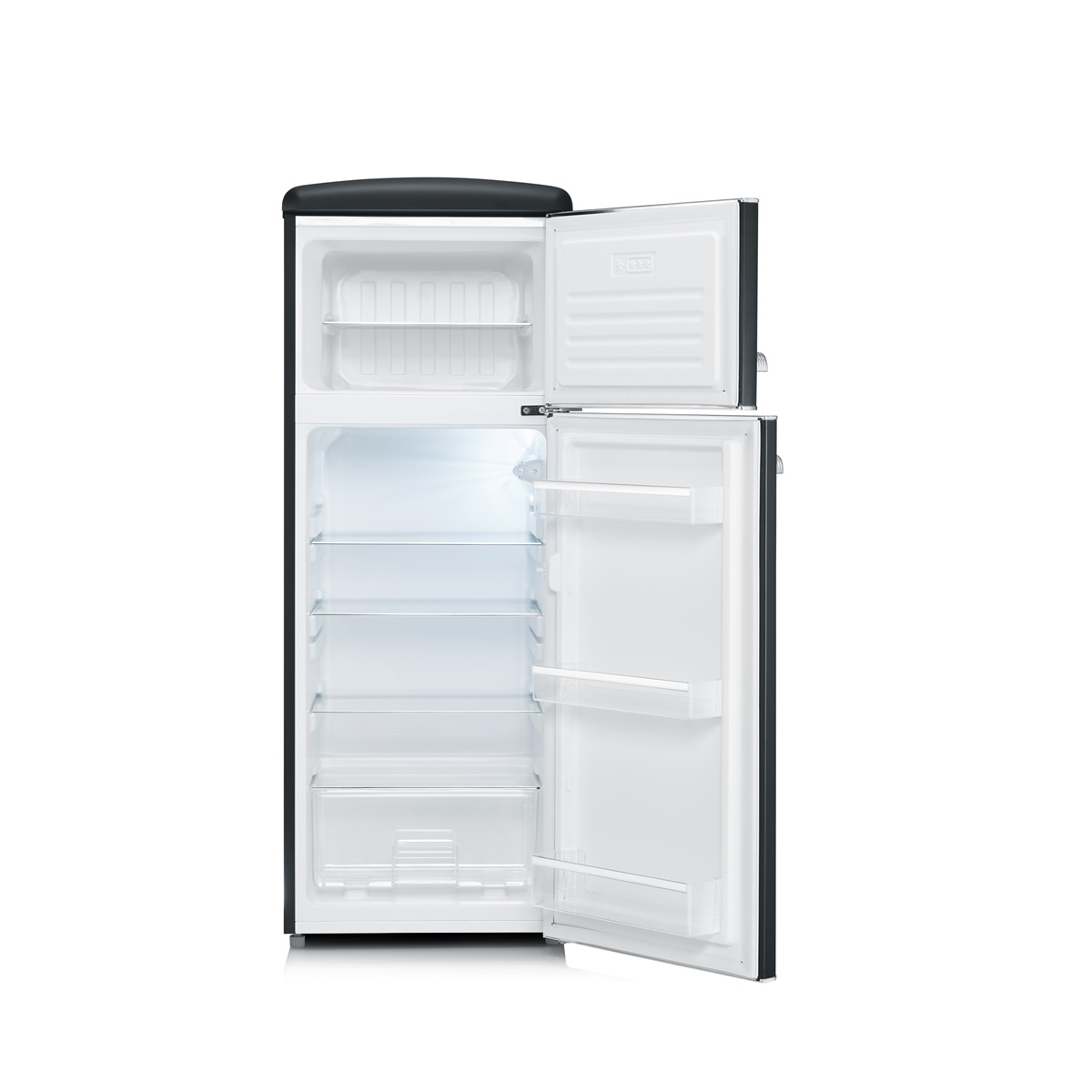 Schwarz-weißer Kühlschrank, offen, mit Regalen im Inneren.