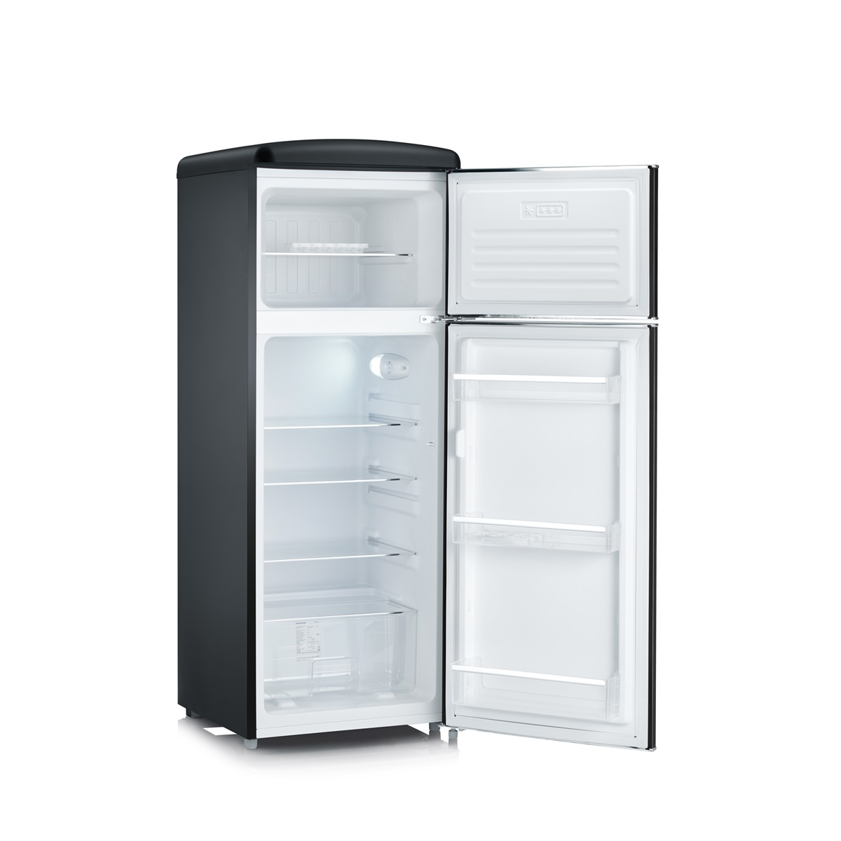 Schwarzer Kühlschrank mit offener Tür. Innen gibt es Regale und eine klare Schublade. Der Hintergrund ist weiß.