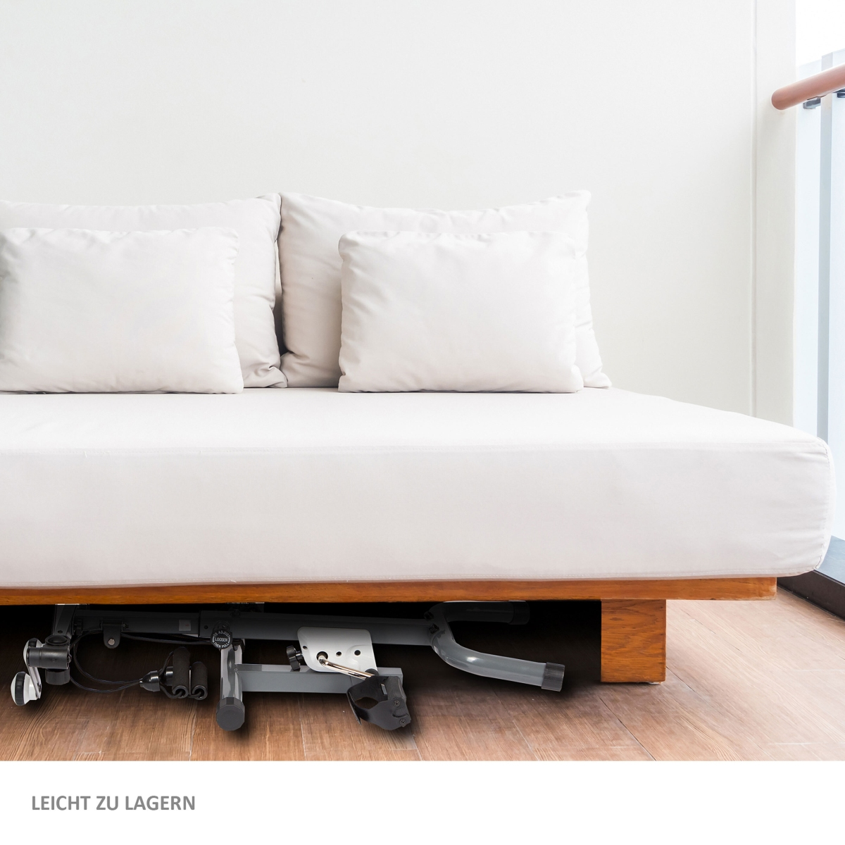 Ein weißes Outdoor-Sofa mit Kissen und einem Mechanismus darunter, bereit zur Aufbewahrung.