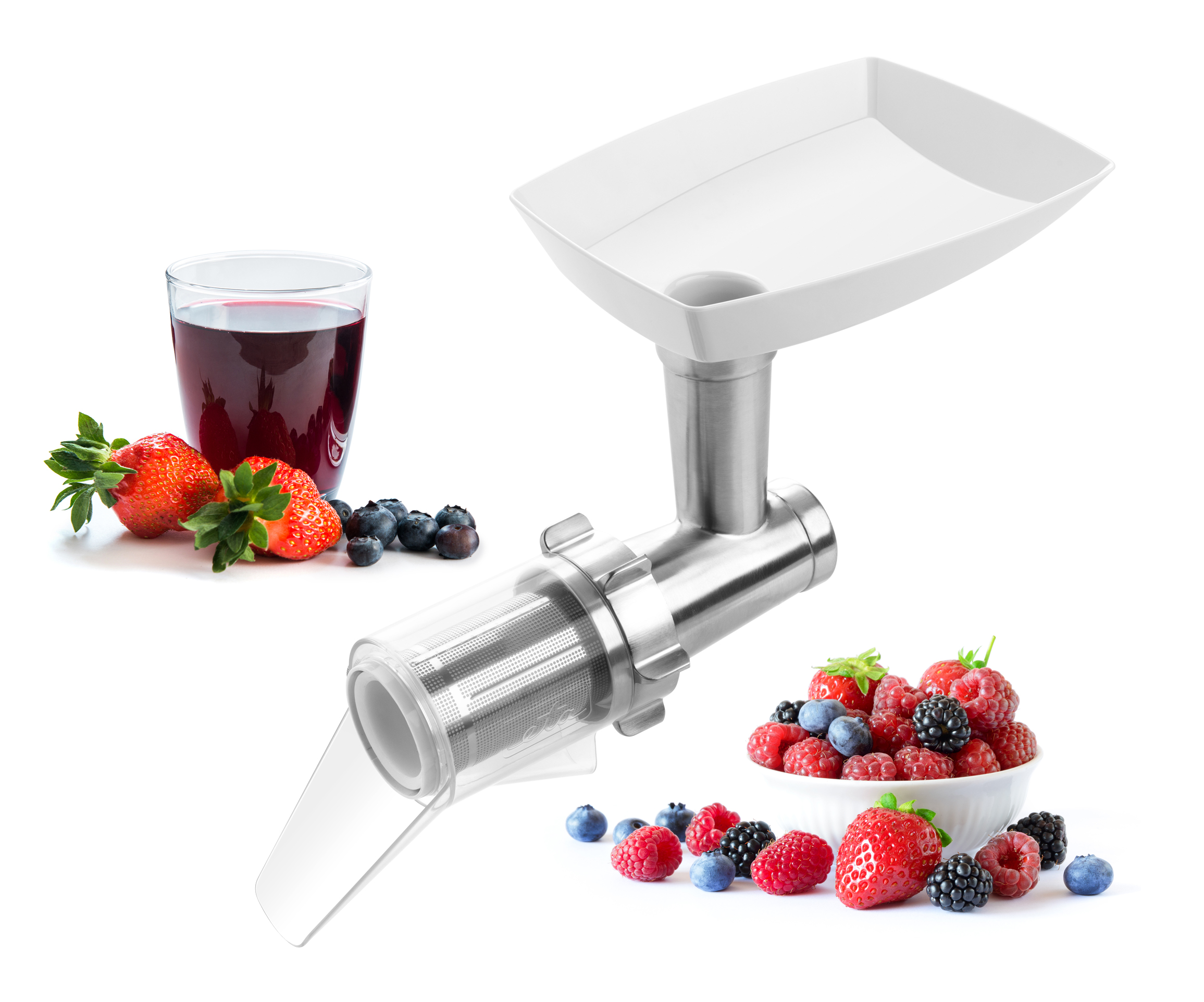 Ein Entsafter mit einem Glas Saft, Beeren und einer Schüssel mit gemischten Beeren. Weißer Hintergrund.