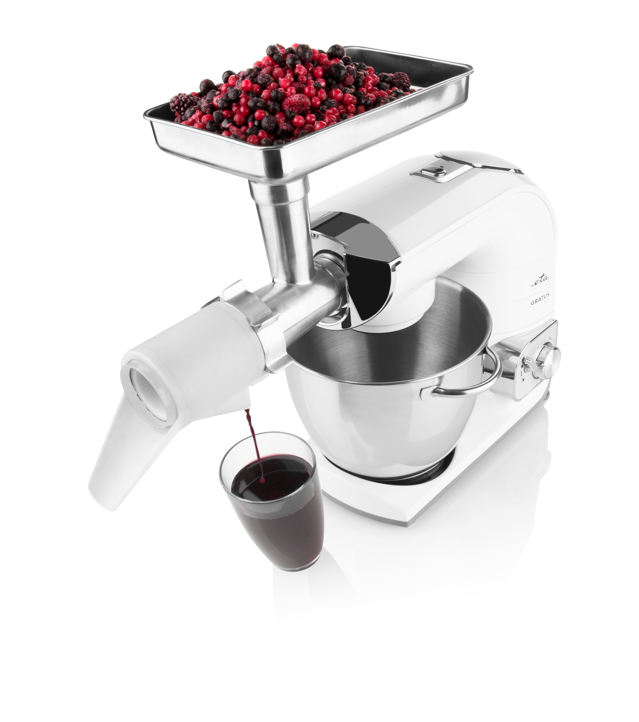 Weiße Küchenmaschine mit Schüssel, Beerenbehälter und Glas Saft.