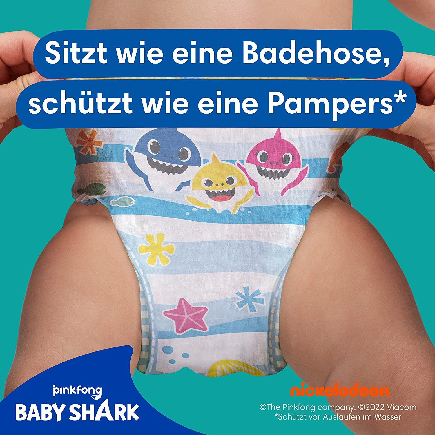 Baby trägt Windel mit Baby Shark-Figuren. Text: Passt wie ein Badeanzug, schützt wie Pampers.