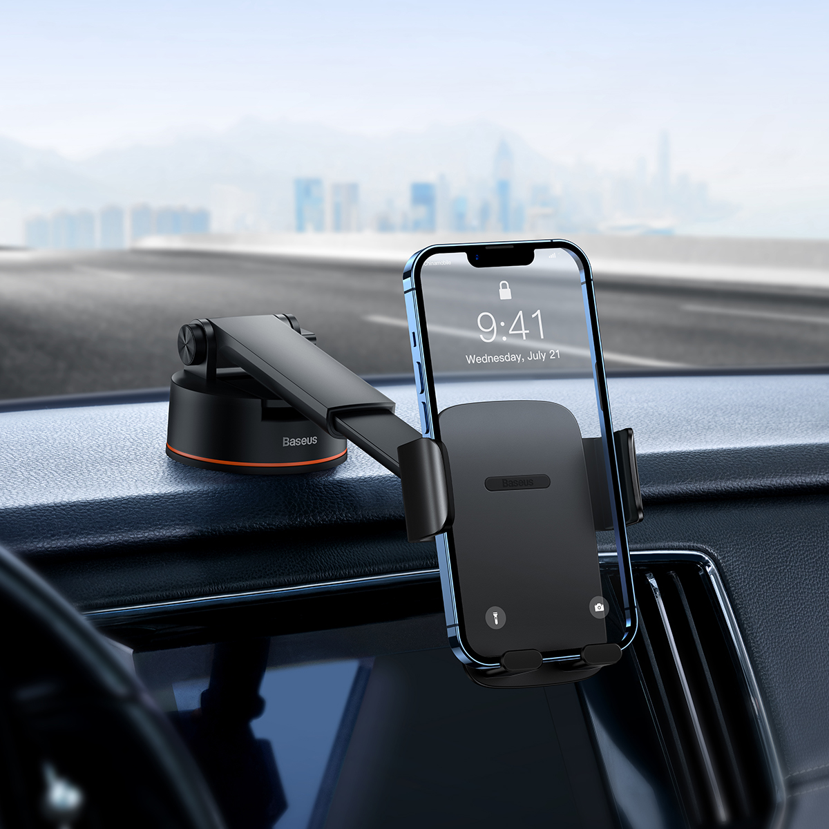 Een telefoon in een telefoonhouder voor in de auto toont de tijd.