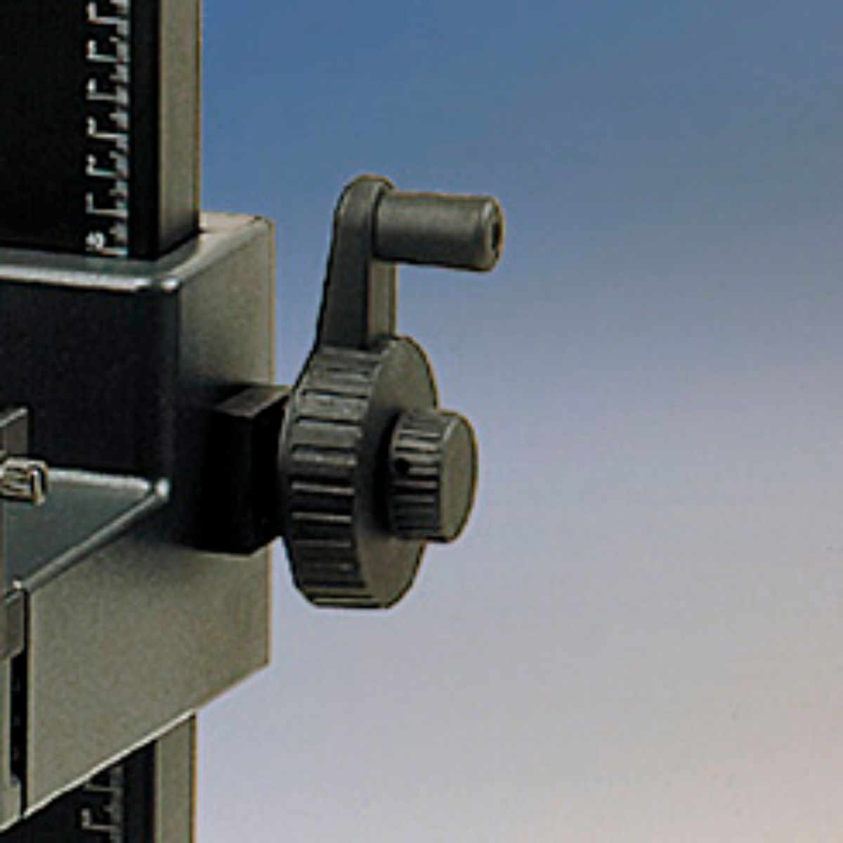 Nahaufnahme eines schwarzen Mechanismus mit einem kreisförmigen Knopf. Es ist Teil eines größeren Geräts.