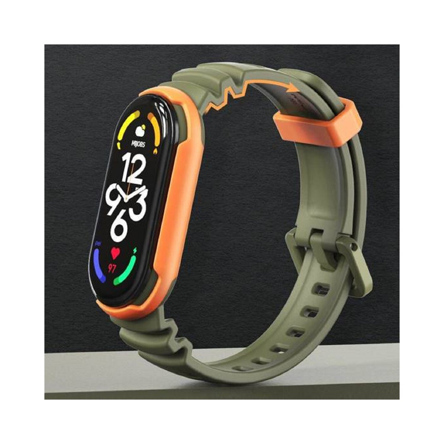 Smartwatch mit grün-orangefarbenem Armband. Es zeigt die Uhrzeit, Herzfrequenz und Akkustand.