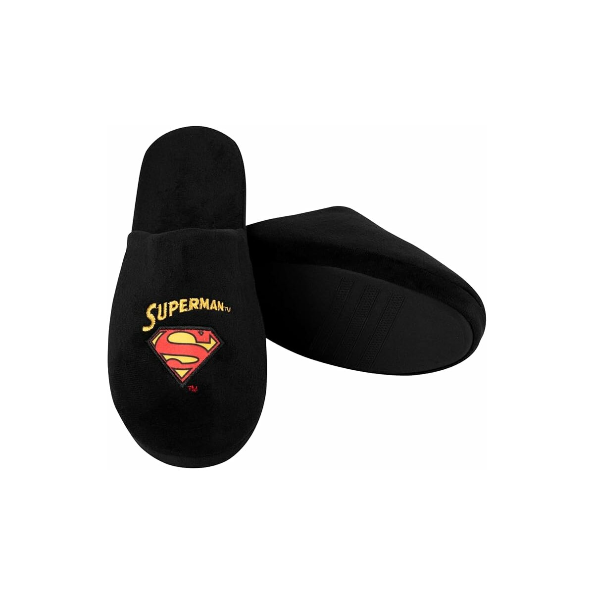Paar schwarze Superman-Hausschuhe mit Superman-Logo. Weißer Hintergrund.