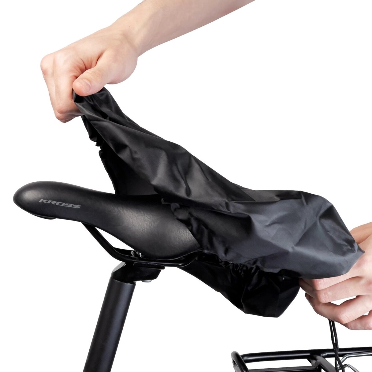 Hände, die eine schwarze Abdeckung auf einen Fahrradsattel legen. Schwarzer Fahrradsattel. Weißer Hintergrund.