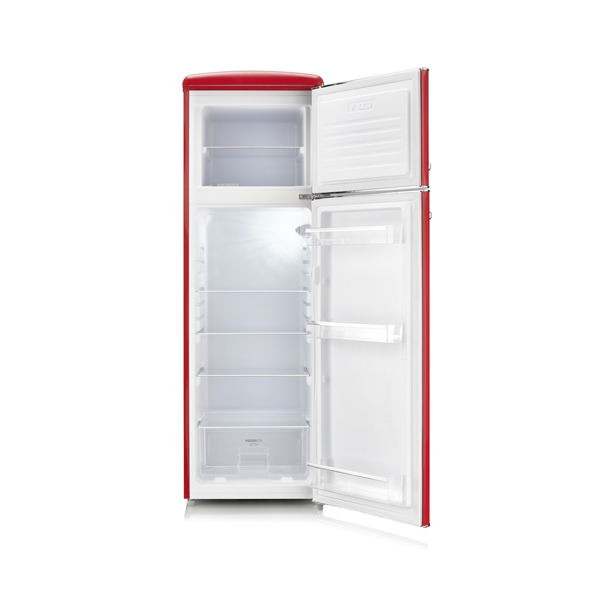 Czerwona lodówka w stylu retro z otwartymi drzwiami. Białe wnętrze. Białe tło.