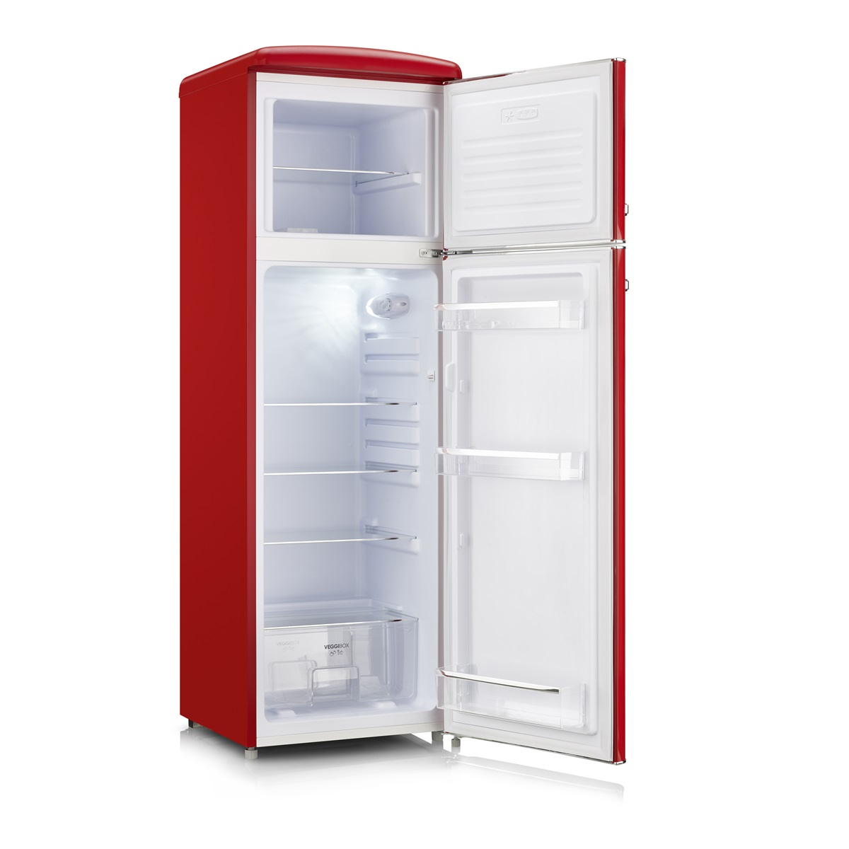 Czerwona lodówka z otwartymi drzwiami. Wnętrze jest białe z półkami i pojemnikiem.