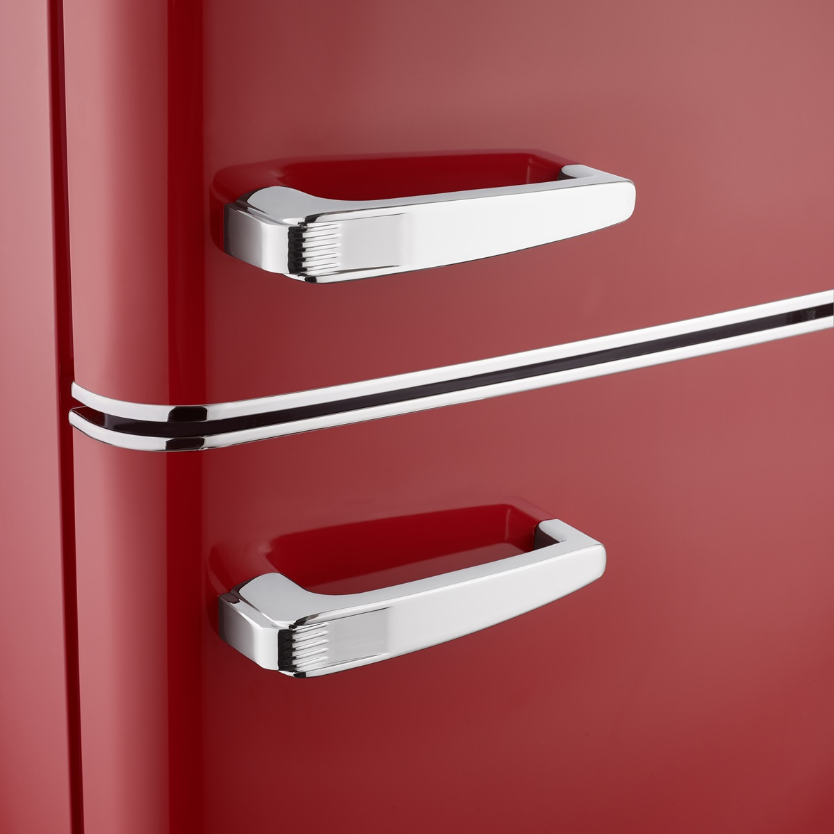Czerwona lodówka z dwoma srebrnymi uchwytami. Drzwi są zamknięte.