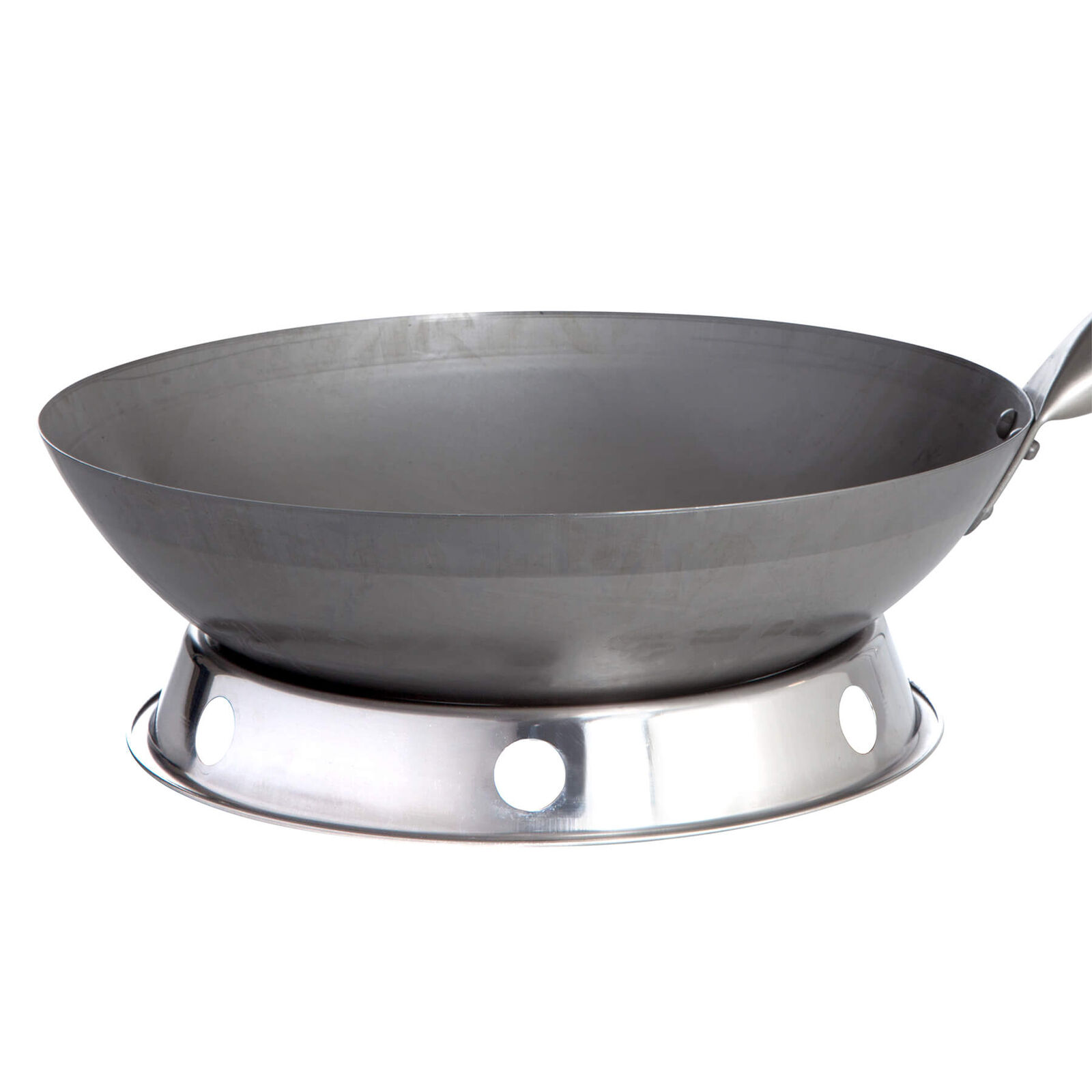 Schwarzer Wok auf einem silbernen Ständer. Schräge Ansicht. Weißer Hintergrund.