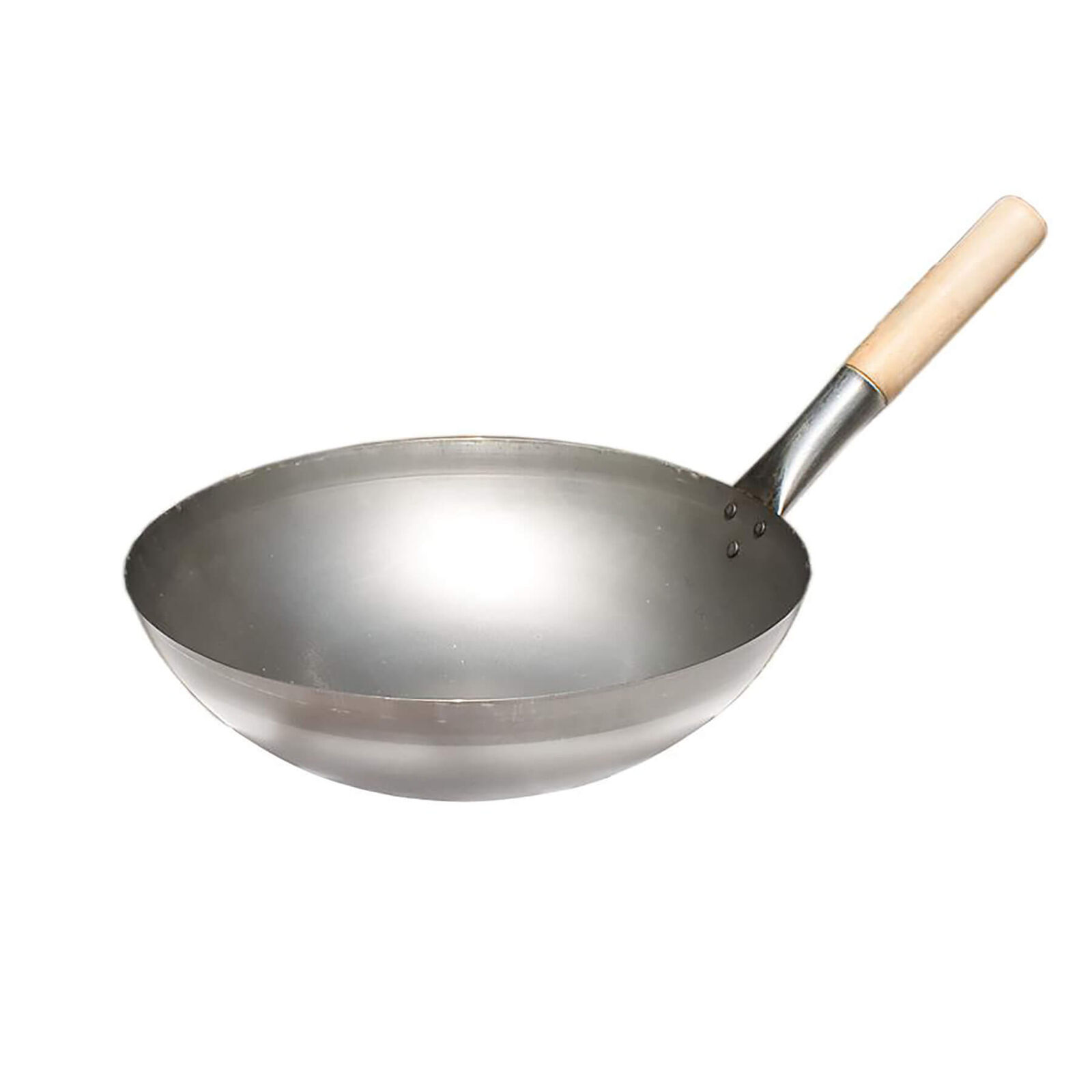 Edelstahl-Wok mit Holzgriff, isoliert auf weißem Hintergrund.