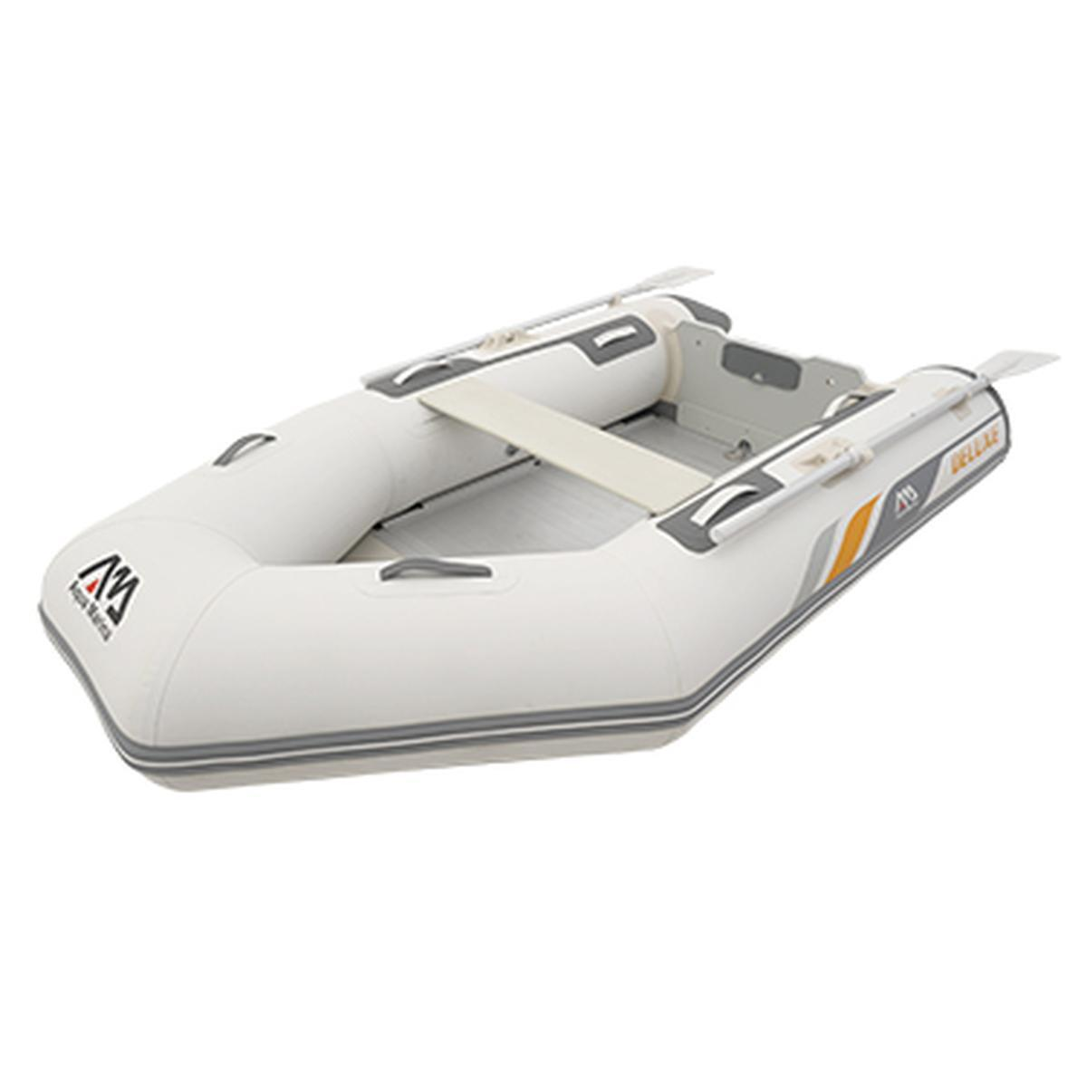 Ein weißes Schlauchboot mit grauen und orangefarbenen Streifen und Paddeln. Es steht vor weißem Hintergrund.