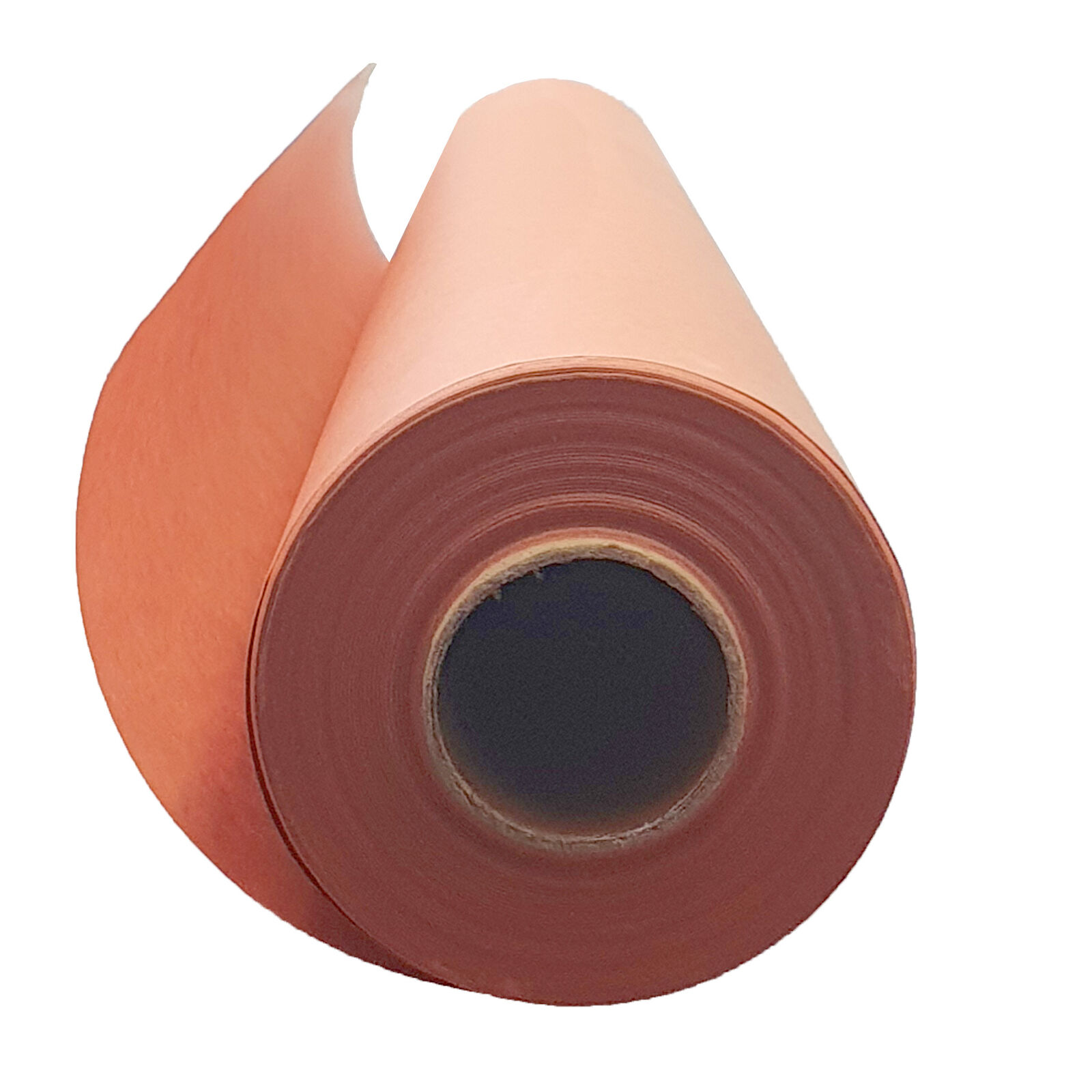 Rolle pfirsichfarbenes Papier auf weißer Oberfläche. Ein Teil des Papiers ist ausgerollt.