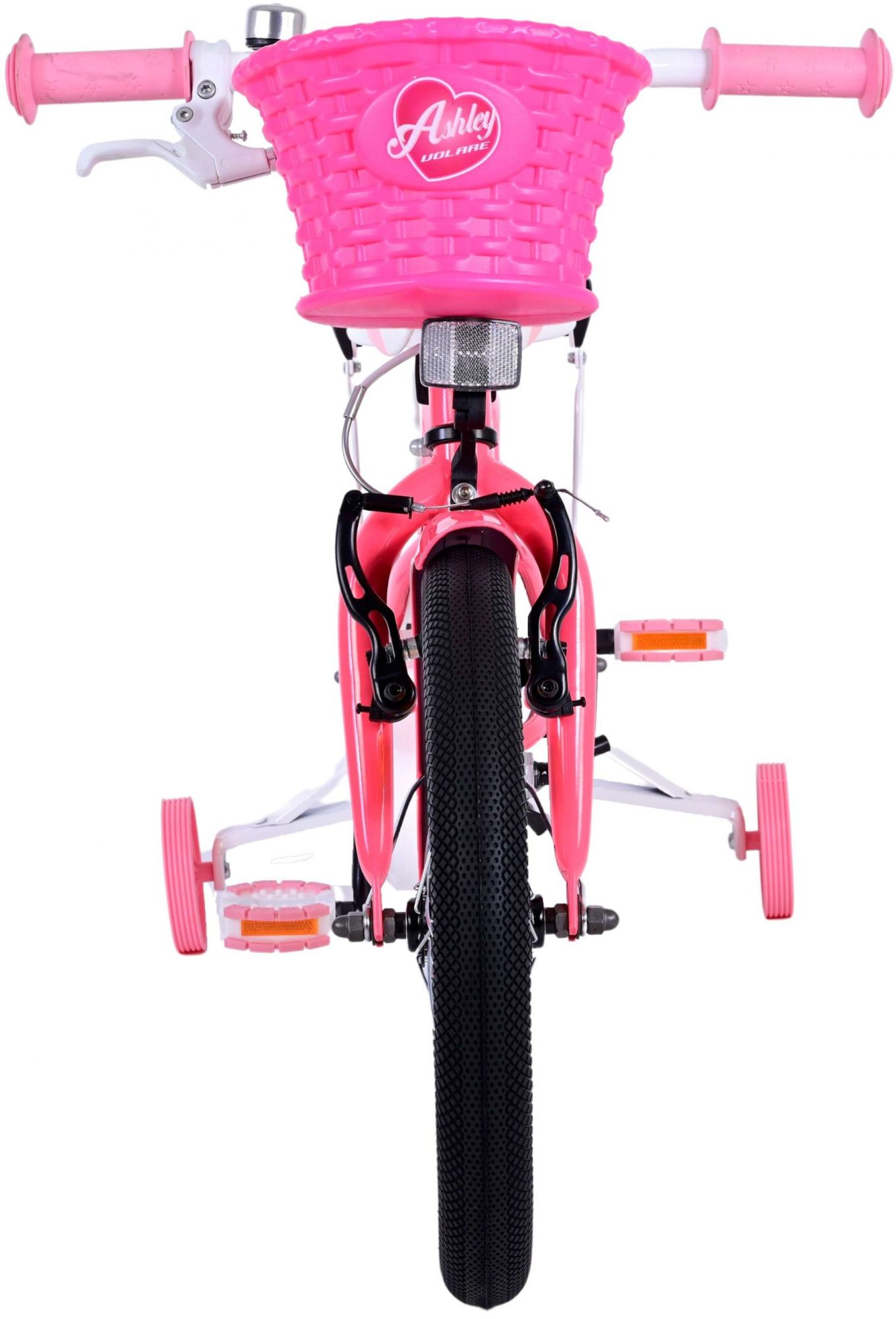 Ein rosa Kinderfahrrad mit Korb und Stützrädern, weißer Hintergrund.