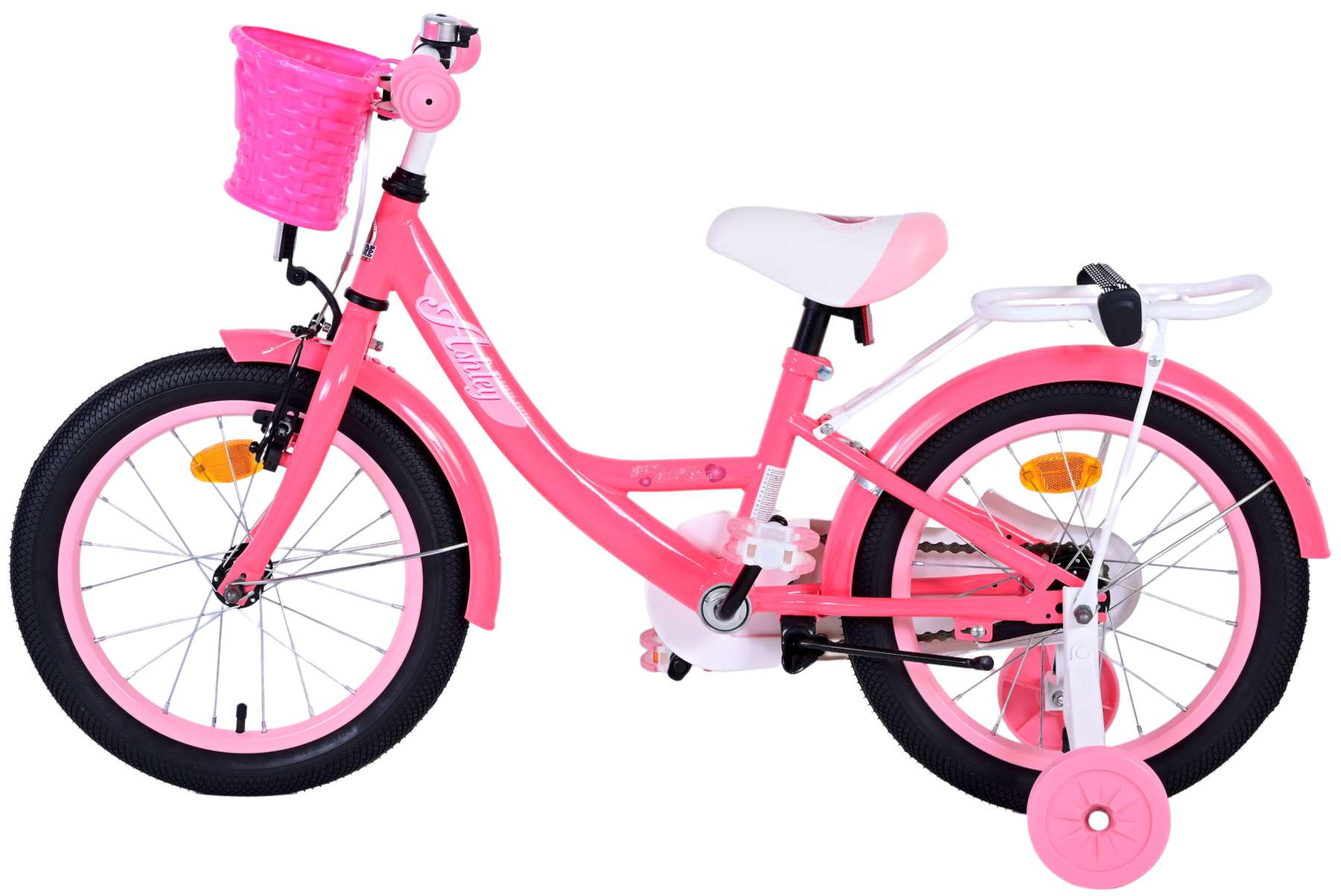 Rosa Fahrrad mit Korb und Stützrädern. Weißer Hintergrund.