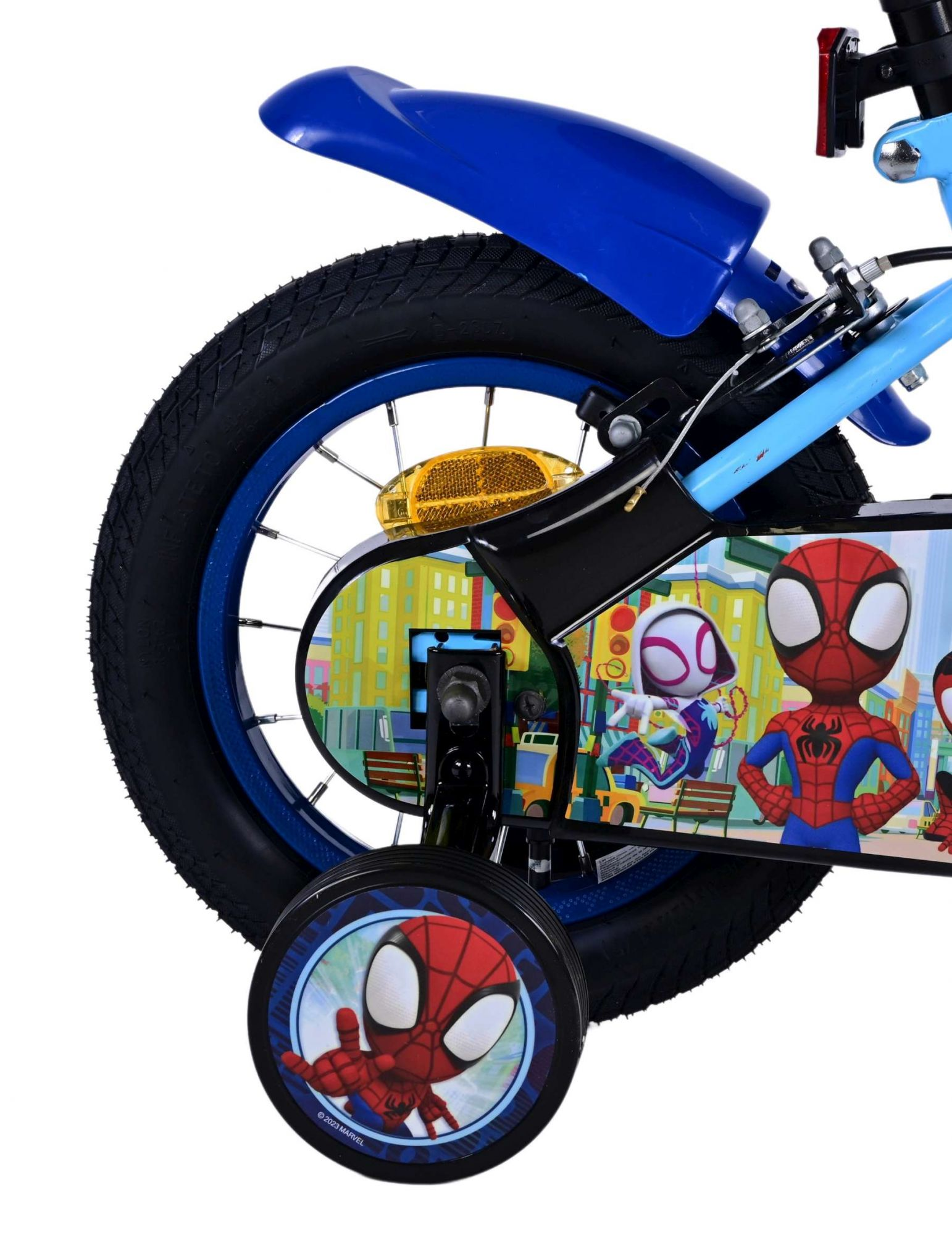 Nahaufnahme eines Spider-Man-Fahrradreifens und Stützrädern. Das Fahrrad hat einen blauen Kotflügel.