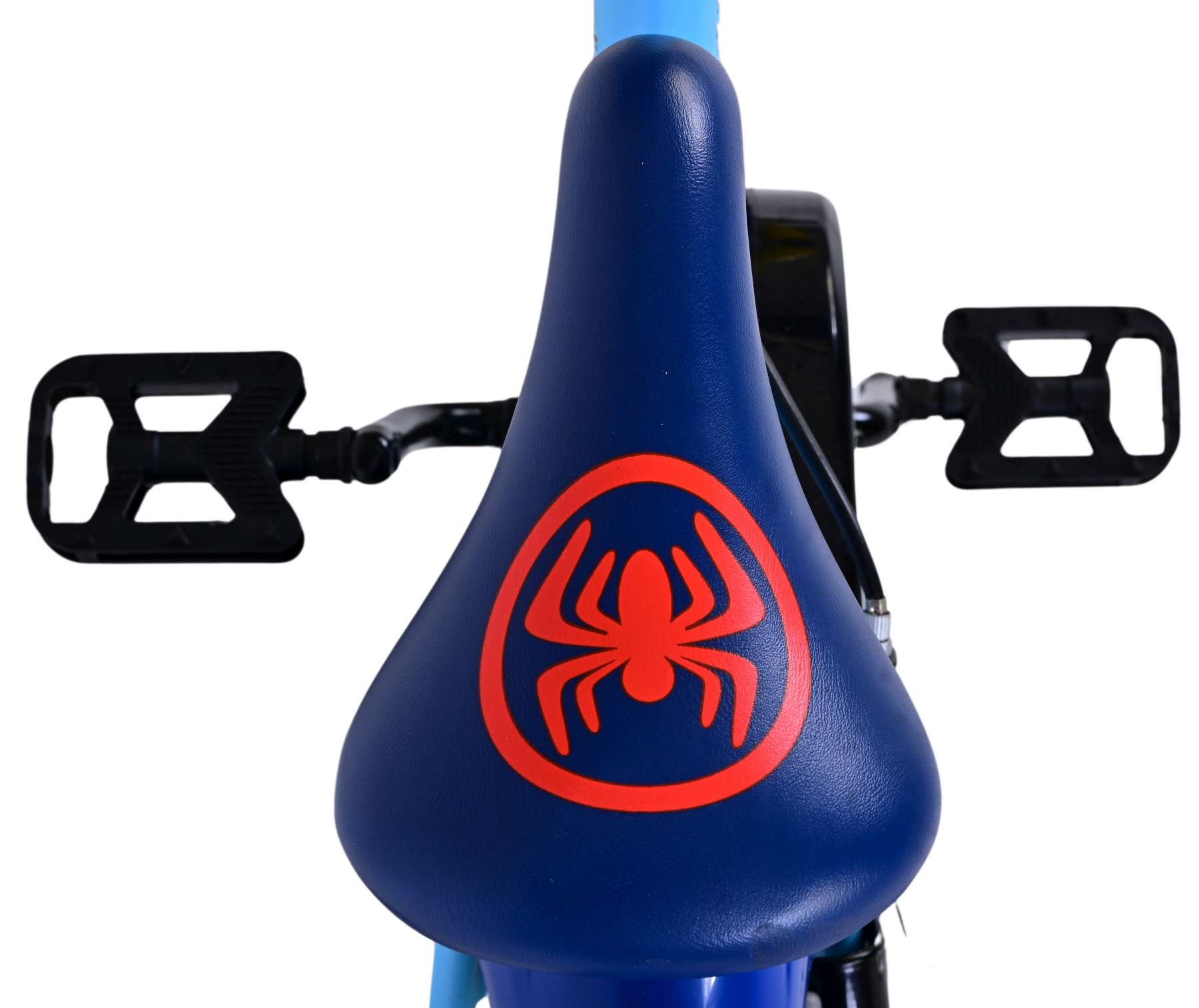 Blauer Fahrradsitz mit rotem Spider-Man-Logo. Schwarze Pedale und der Fahrradrahmen sind sichtbar.