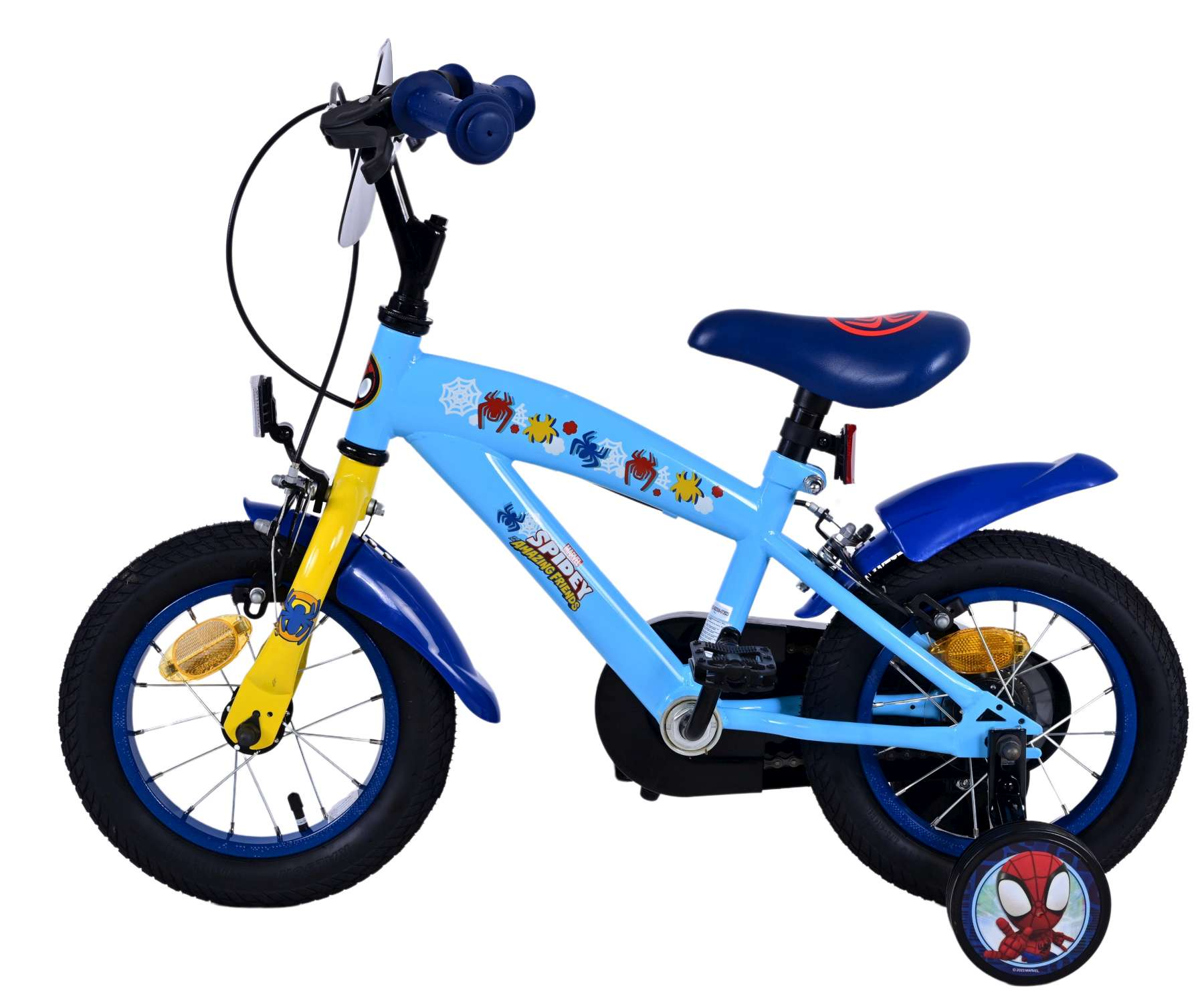 Ein blaues Spiderman-Kinderfahrrad mit Stützrädern. Das Fahrrad steht vor weißem Hintergrund.