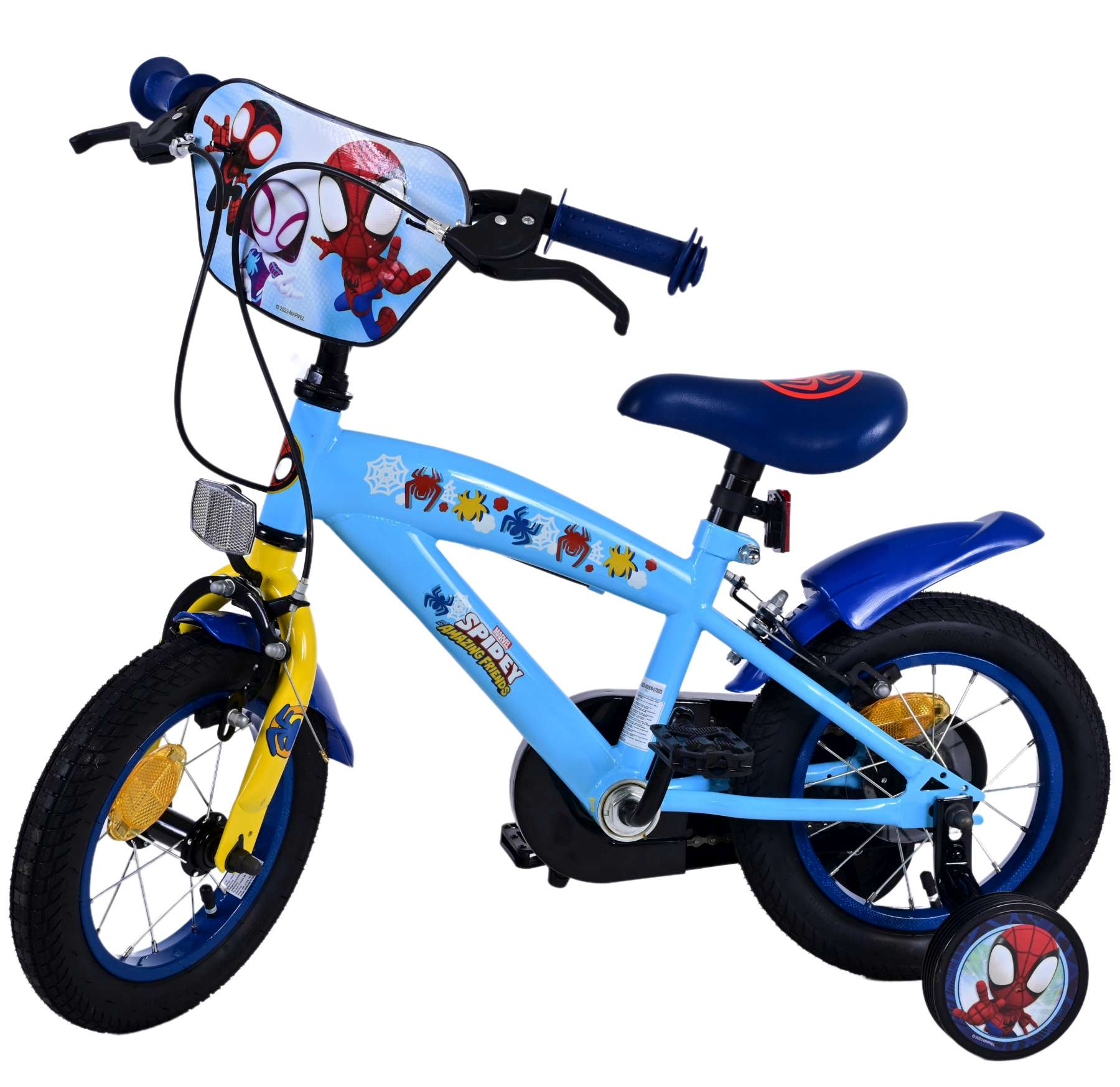 Ein blaues Spiderman-Fahrrad mit Stützrädern auf weißem Hintergrund.