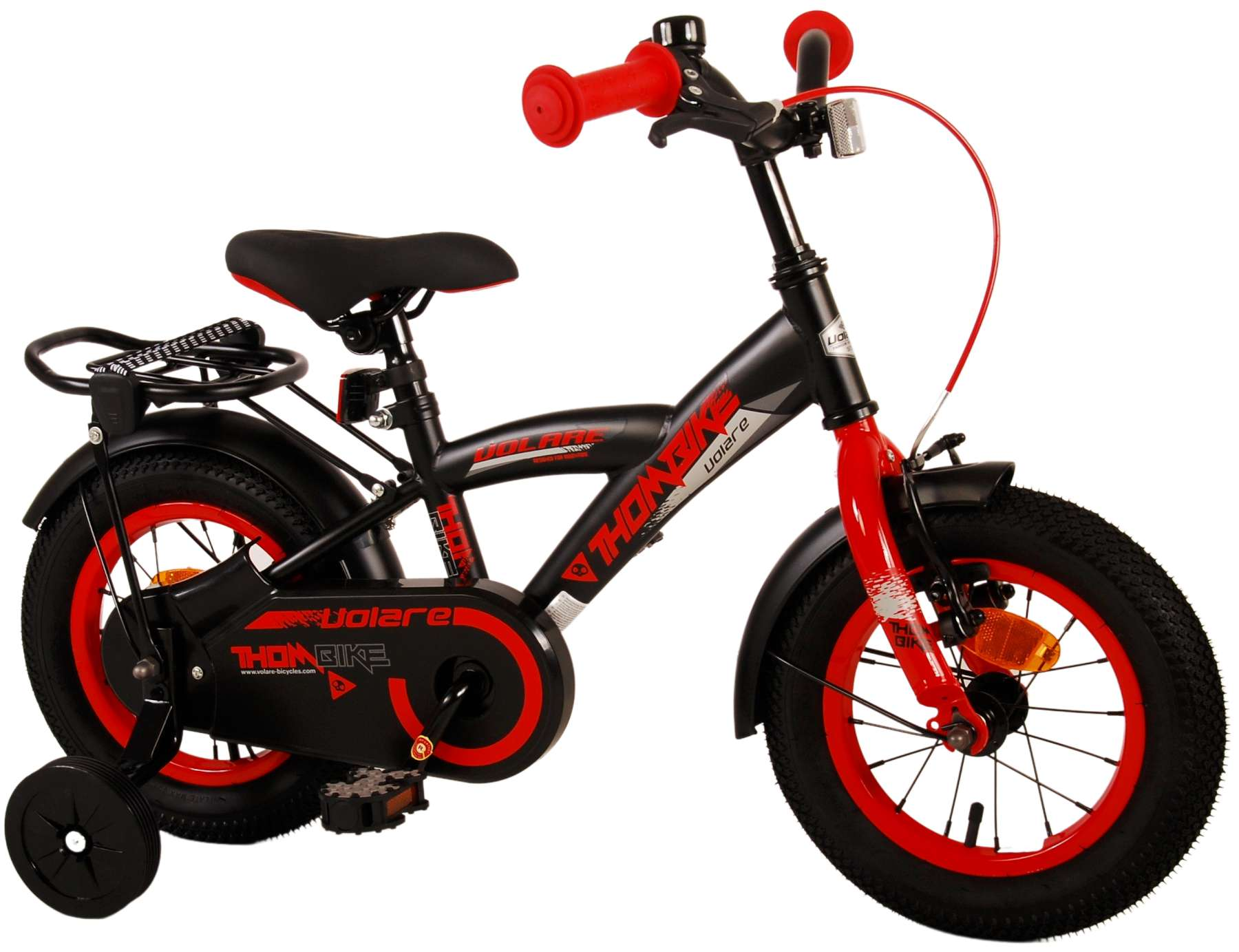Schwarz-rotes Kinderfahrrad. Rote Lenkstange, Räder und Stützräder. Schwarzer Rahmen. Weißer Hintergrund.