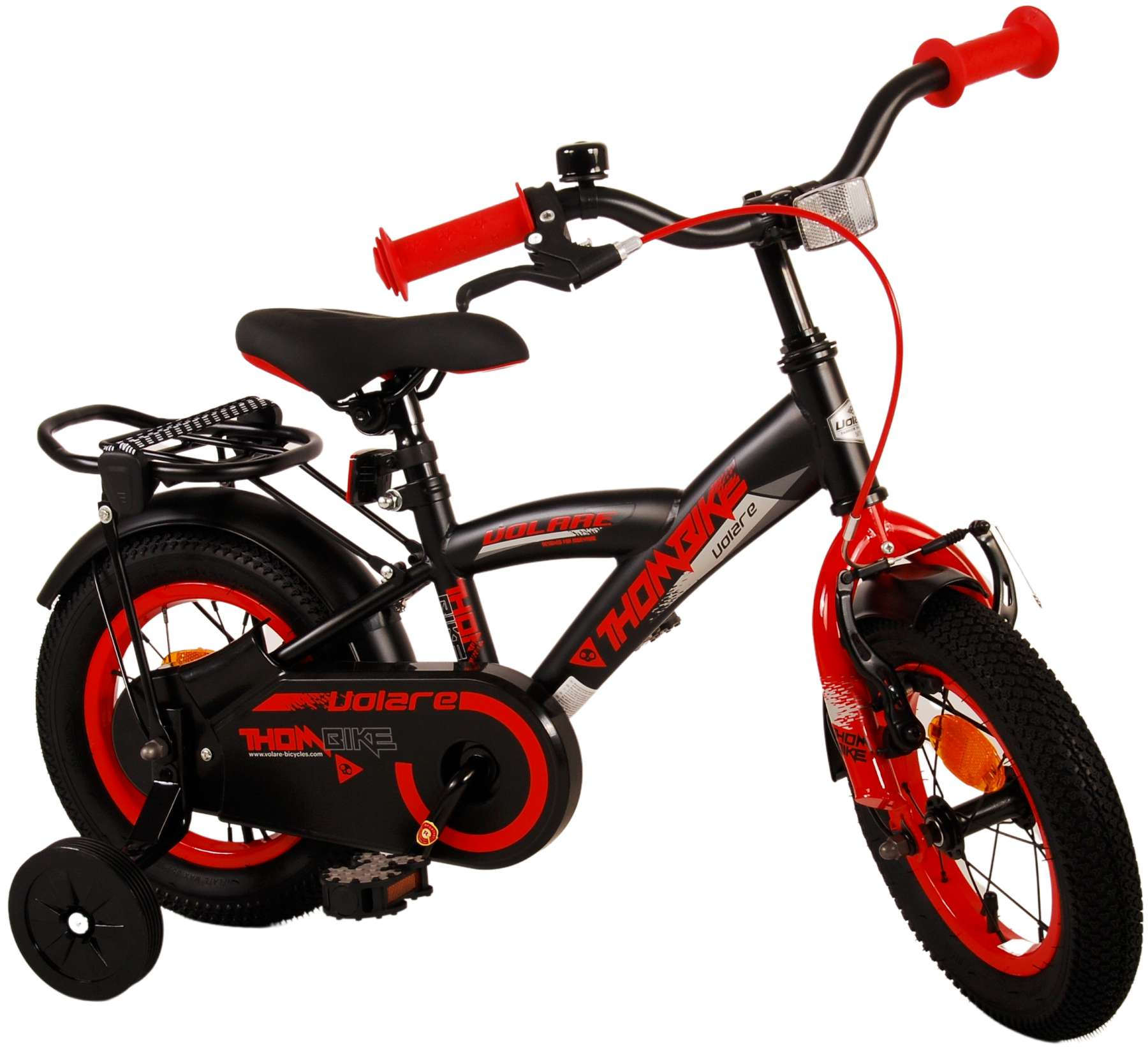 Schwarz-rotes Kinderfahrrad mit Stützrädern, schwarzem Sattel und rotem Lenker.