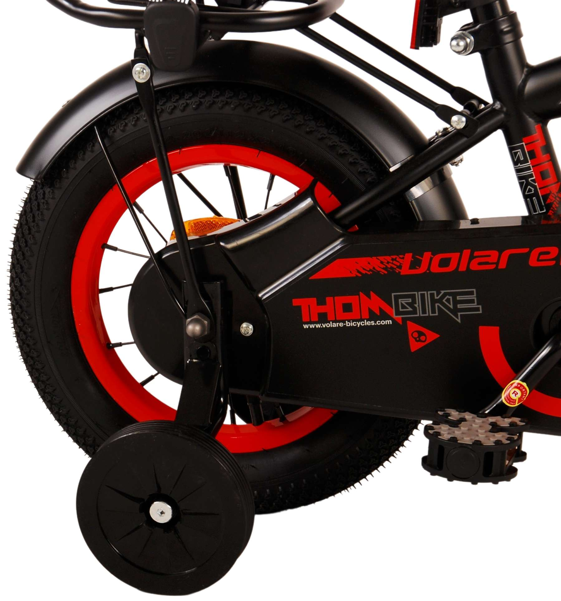 Ein schwarzes Kinderfahrrad mit roten Akzenten und Stützrädern.
