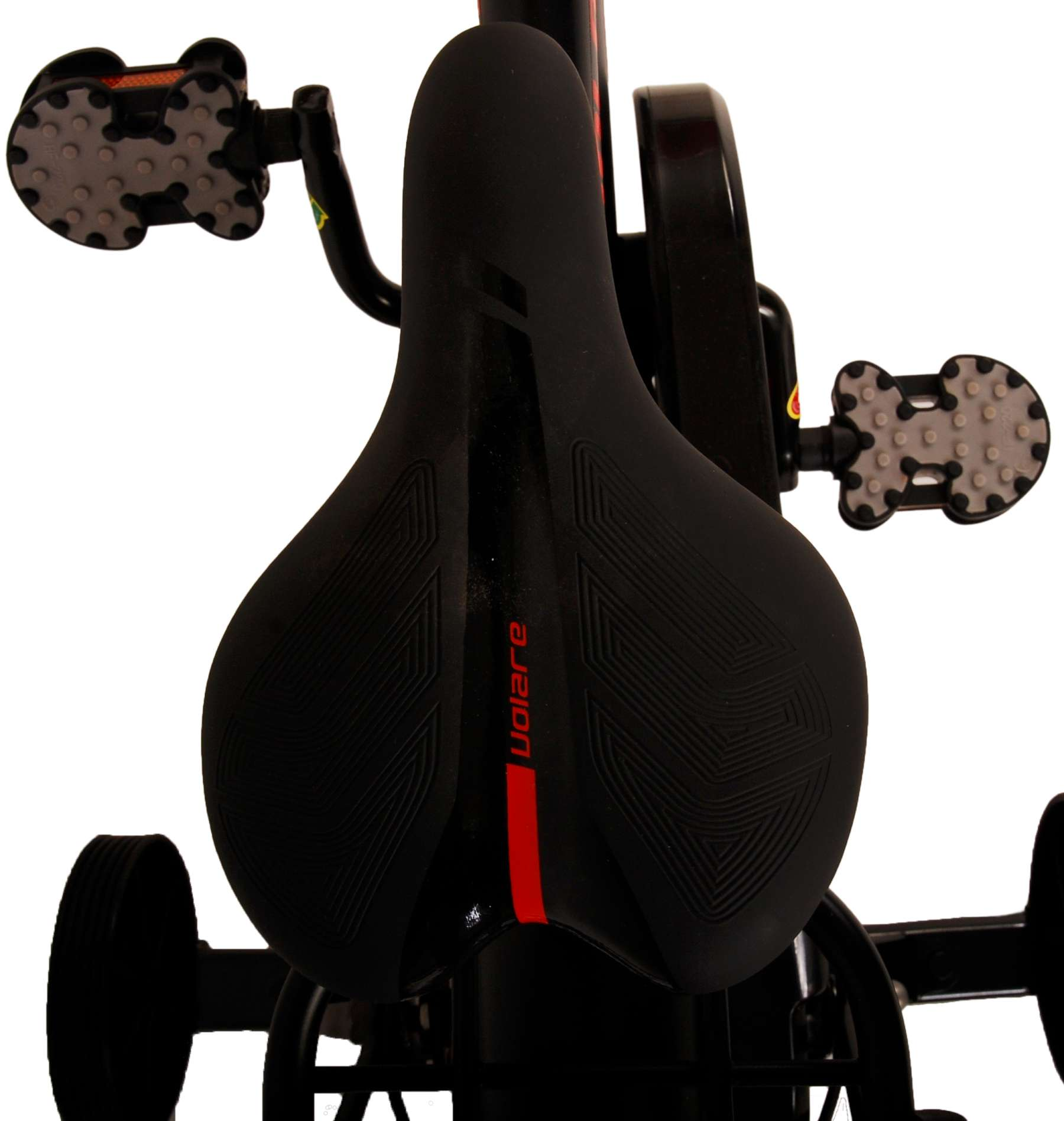 Schwarzer Fahrradsattel mit rotem Streifen, Pedalen und Details.