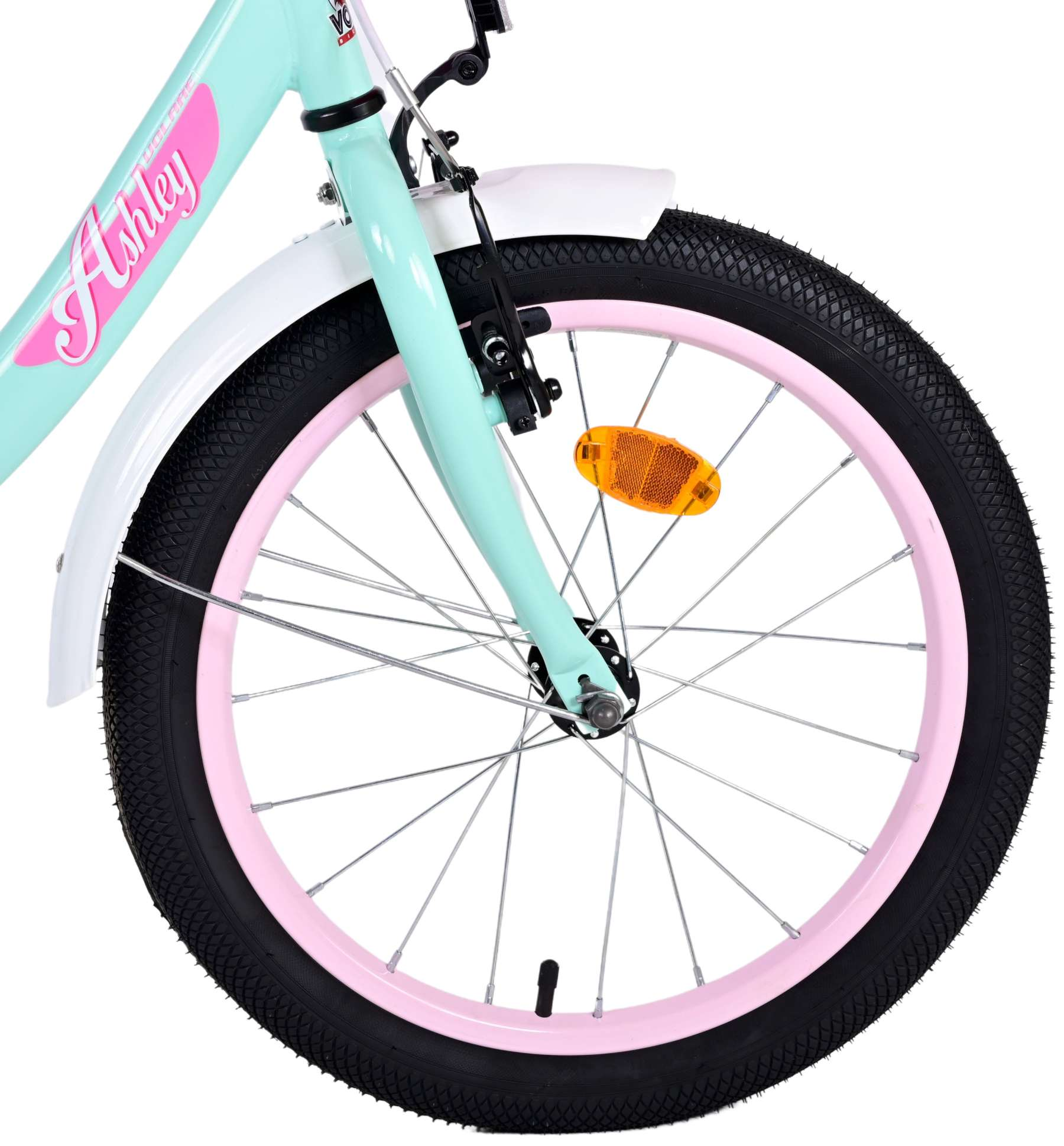 Vorderrad eines mintgrünen Fahrrads. Rosa Felge, schwarzer Reifen, weißer Kotflügel und ein Reflektor. Weißer Hintergrund.