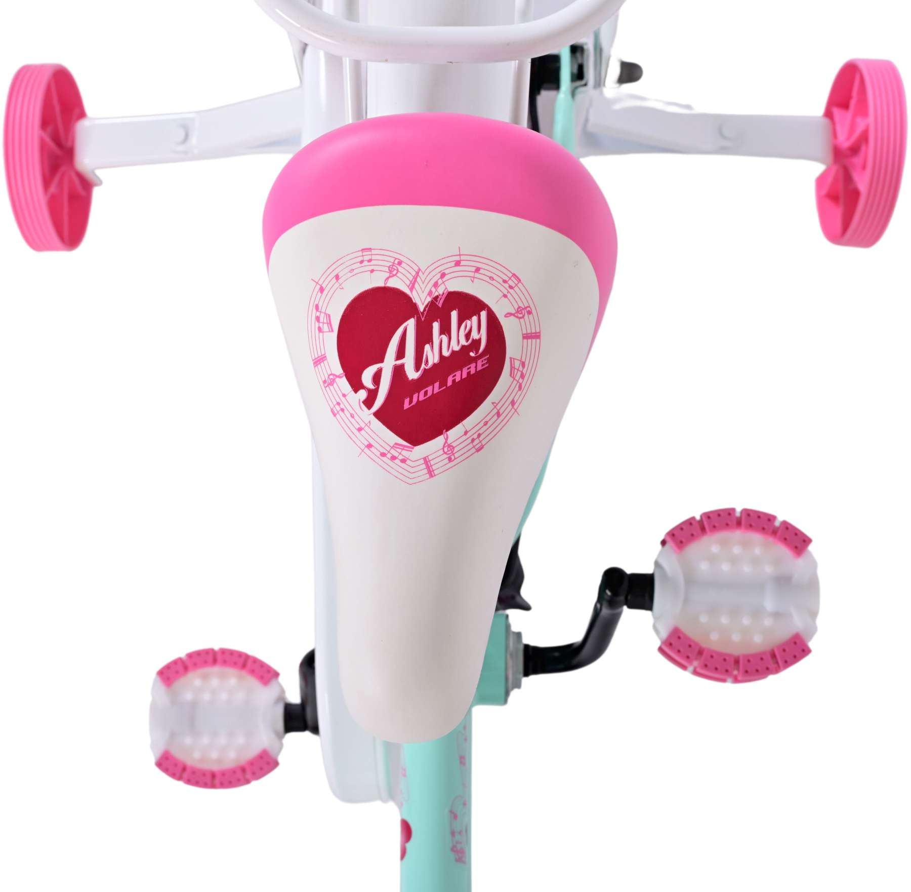 Nahaufnahme eines Fahrradsattels, weiß mit pinkfarbenem Herz, Ashley-Logo und pinkfarbenen Pedalen.