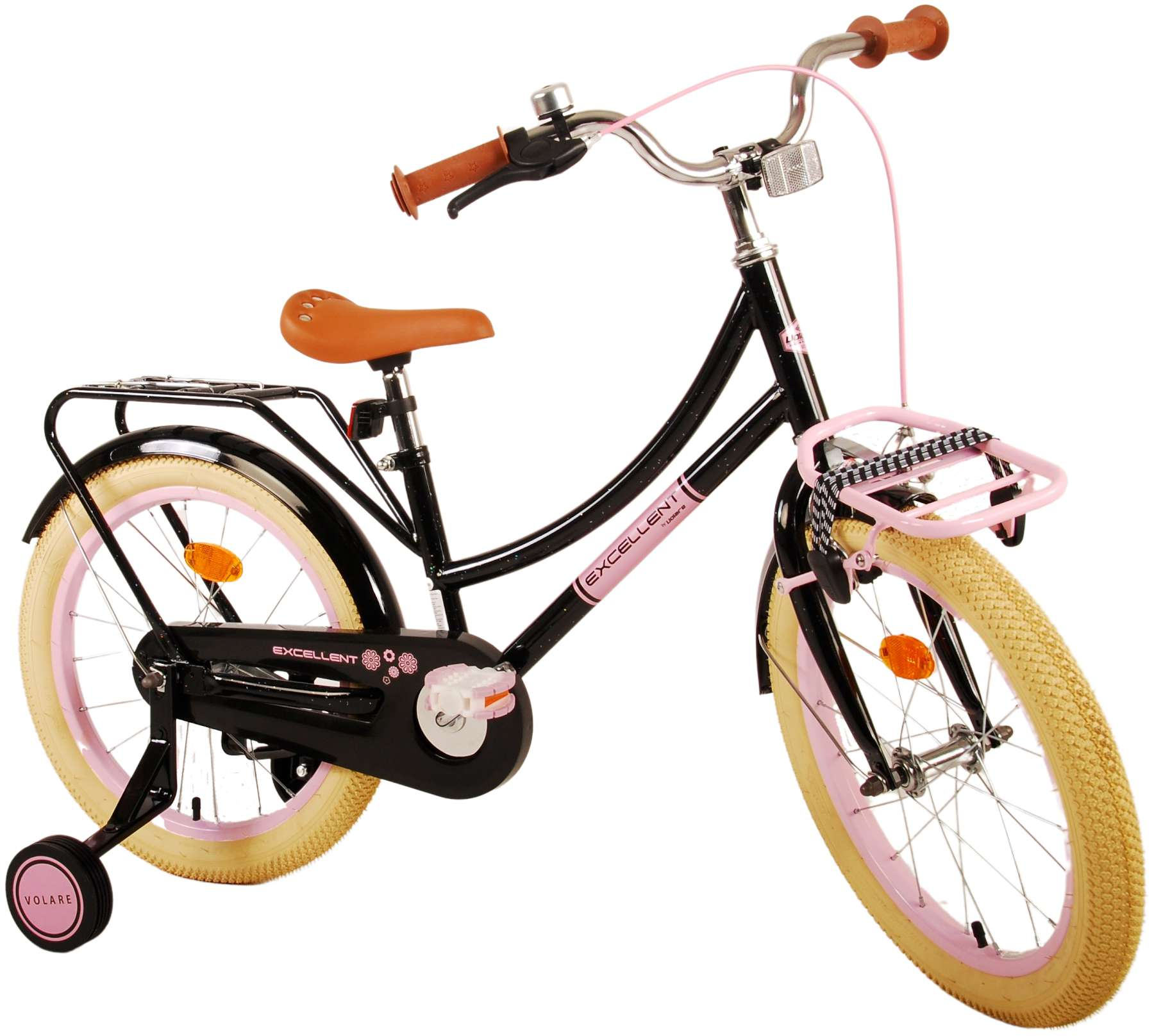 Schwarzes und pinkfarbenes Kinderfahrrad, Korb, Stützräder, brauner Sitz und beigefarbene Reifen. Weißer Hintergrund.