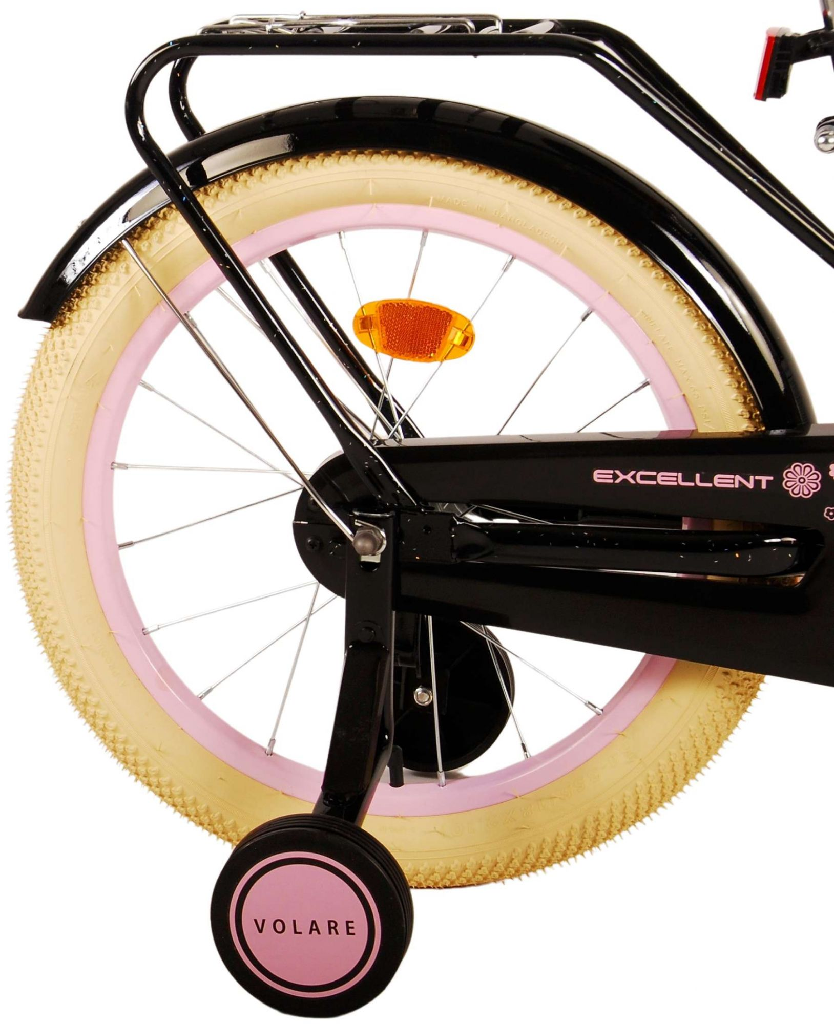 Hinterrad eines schwarzen Fahrrads mit rosa Akzenten, Stützrädern und beigefarbenen Reifen.