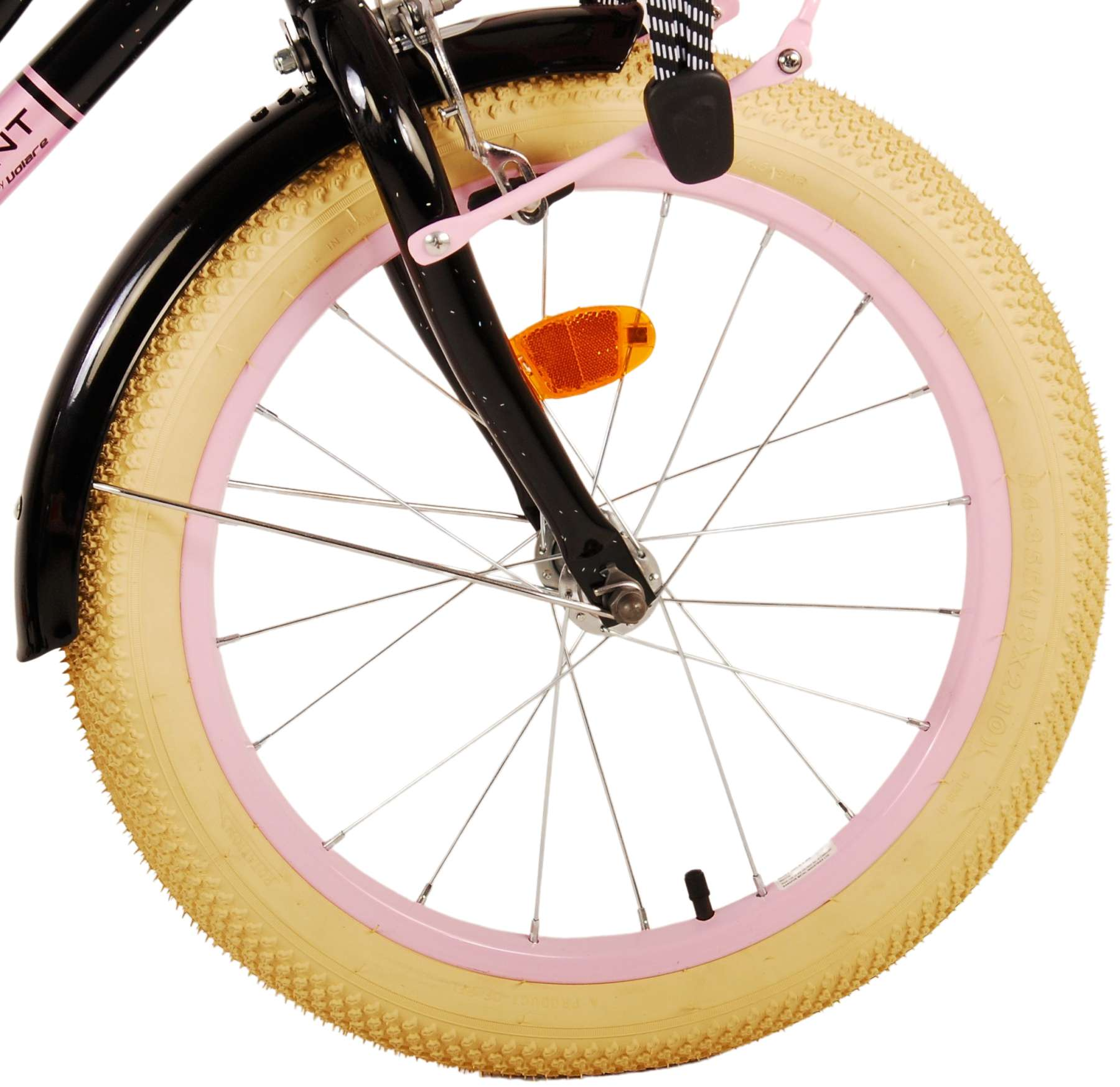 Nahaufnahme eines Fahrradrads mit rosa Felge und cremefarbenem Reifen.