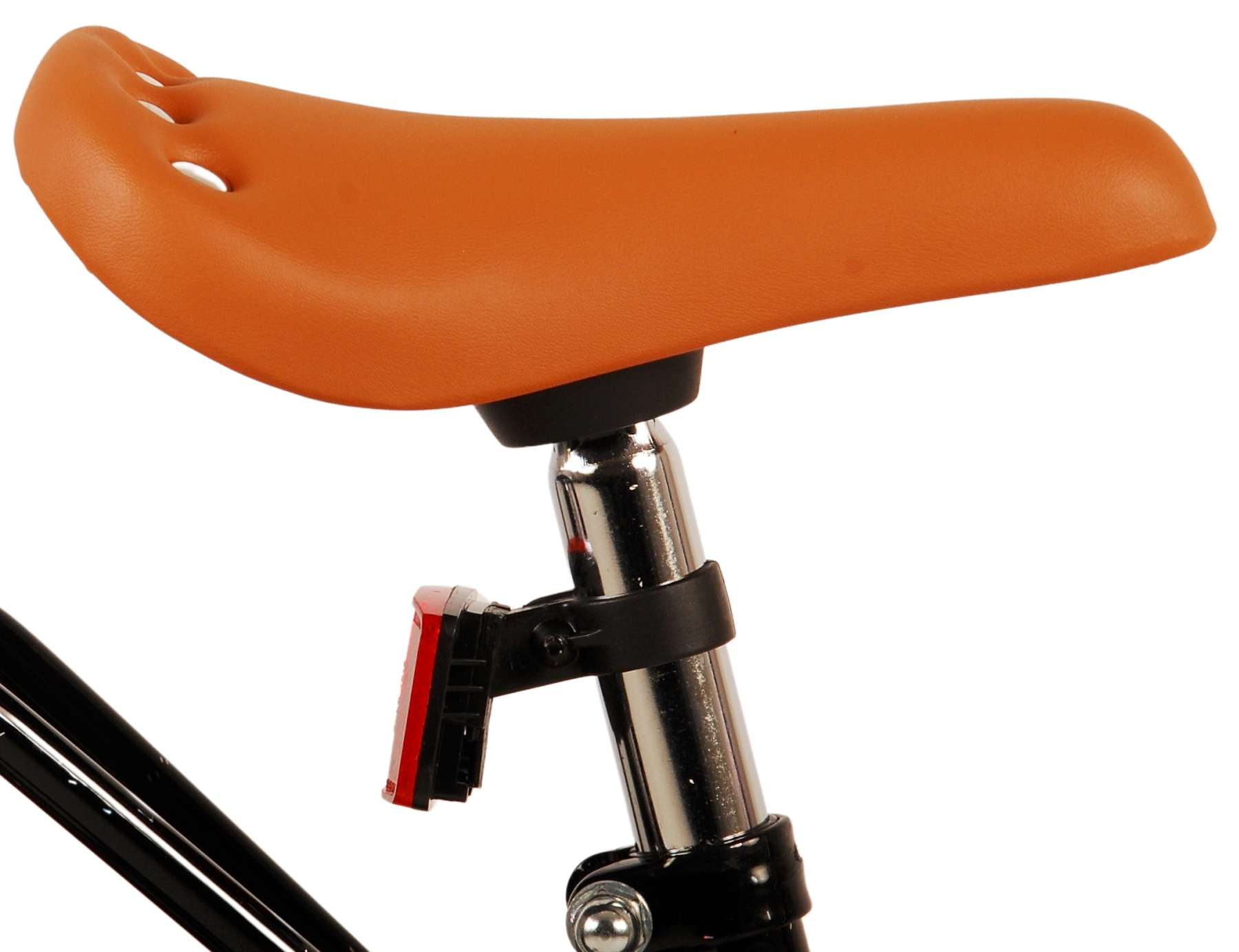 Brauner Fahrradsattel mit schwarzem Stützrahmen. Ein roter Reflektor befindet sich am Stützrahmen.