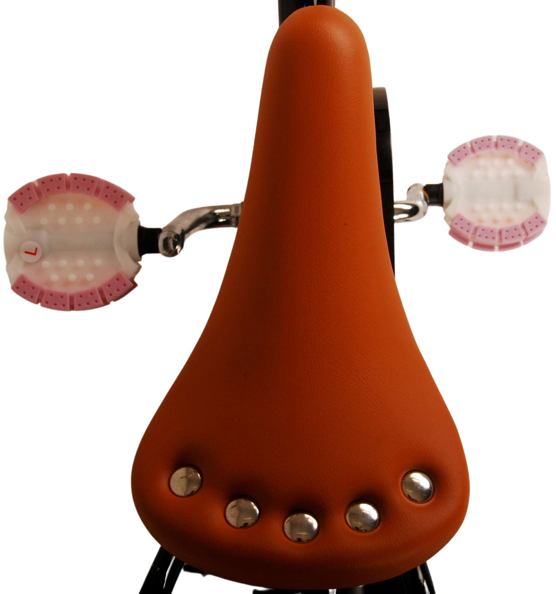 Nahaufnahme eines Fahrradsattels, braunes Leder mit silbernen Nieten und rosa Pedalen.