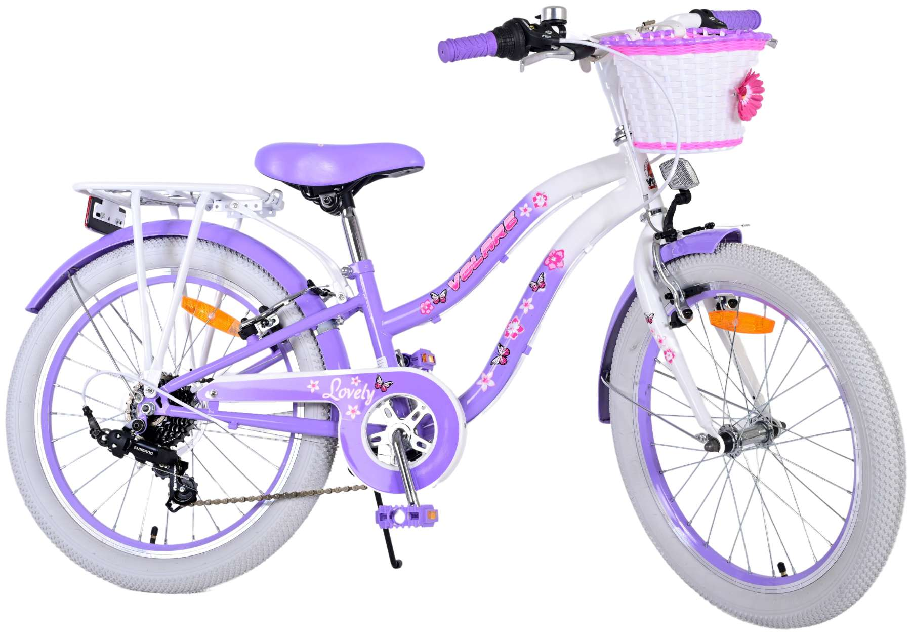 Lila-weißes Kinderfahrrad. Es hat einen Korb, Schutzbleche und einen Gepäckträger. Die Reifen sind weiß.