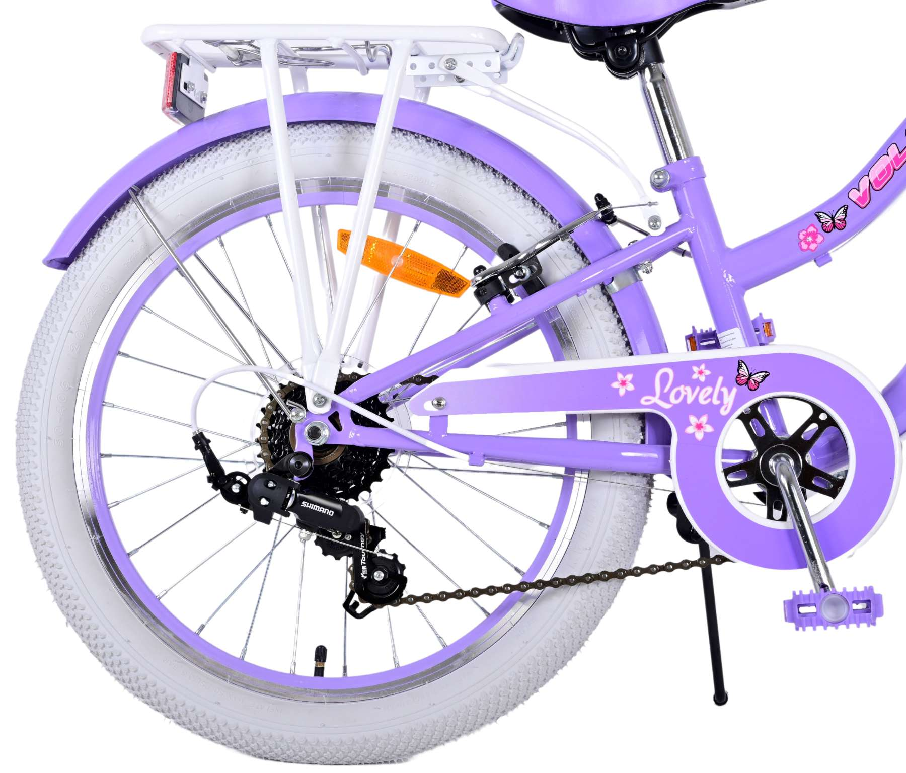 Ein lila Fahrrad mit weißem Reifen und Gepäckträger.