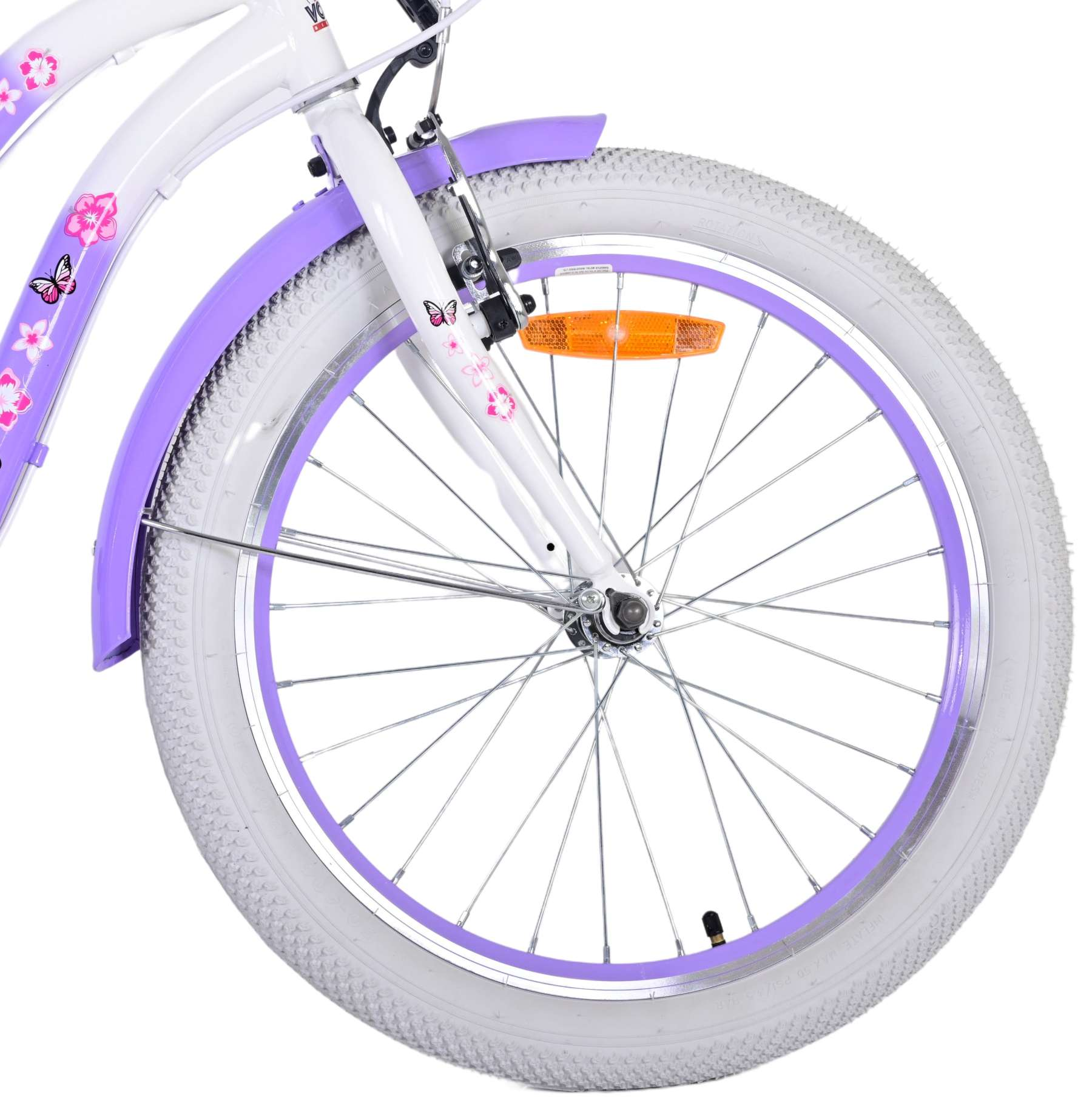 Ein Kinderfahrrad mit weißem Reifen und lila Kotflügel.