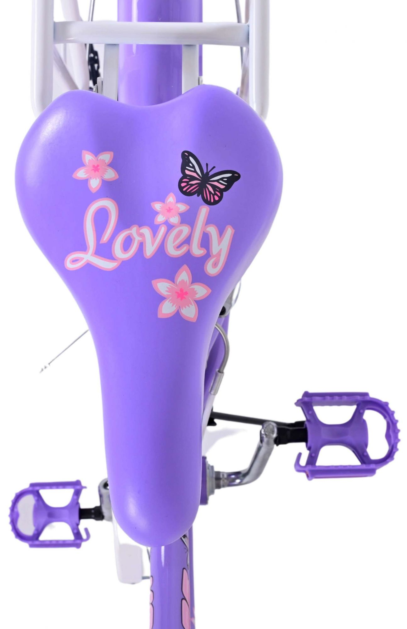 Lilafarbener Fahrradsattel mit der Aufschrift 'Lovely', verziert mit Blumen und Schmetterling.