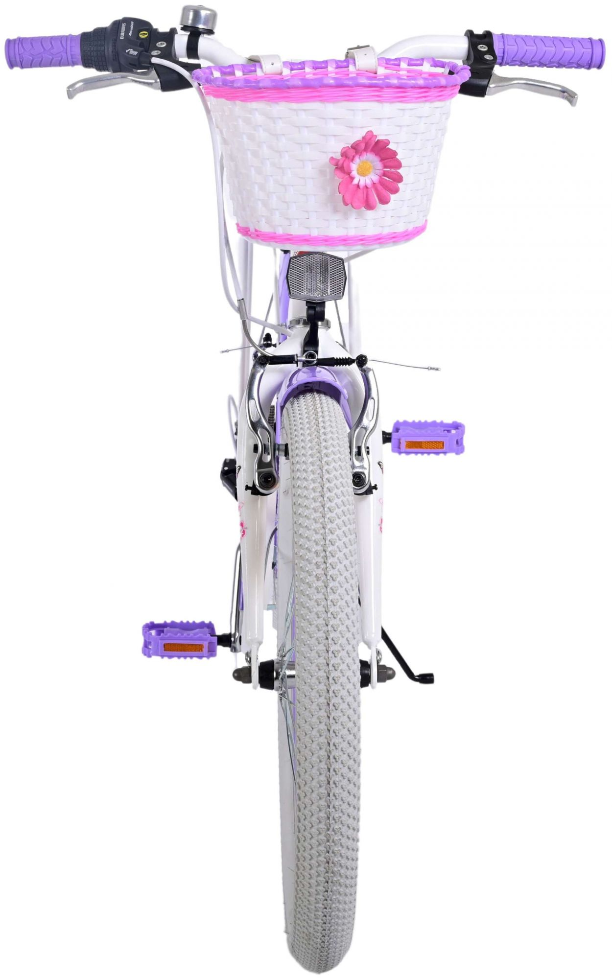 Ein weißes Fahrrad mit Korb, rosa Blume und lila Pedalen, auf weißem Hintergrund. Vorderansicht.