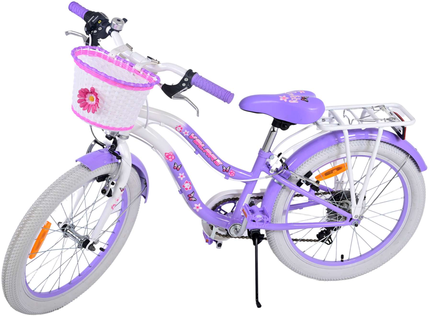 Ein buntes Mädchenfahrrad. Es hat einen weißen Rahmen, lila Akzente, einen Korb und einen Gepäckträger.