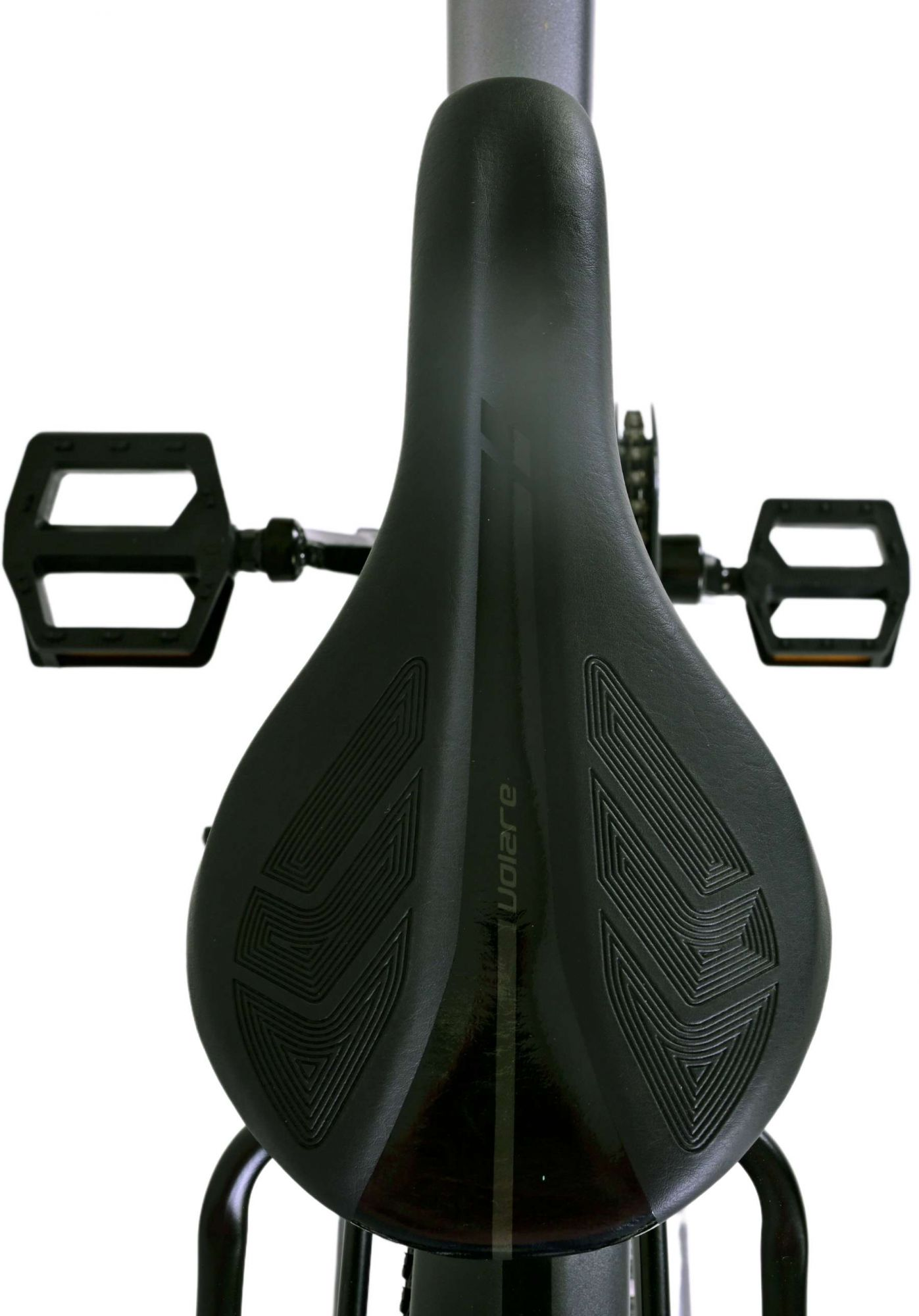 Ein schwarzer Fahrradsattel mit strukturiertem Design. Die Ansicht ist von oben, mit Pedalen und Hinterrad.