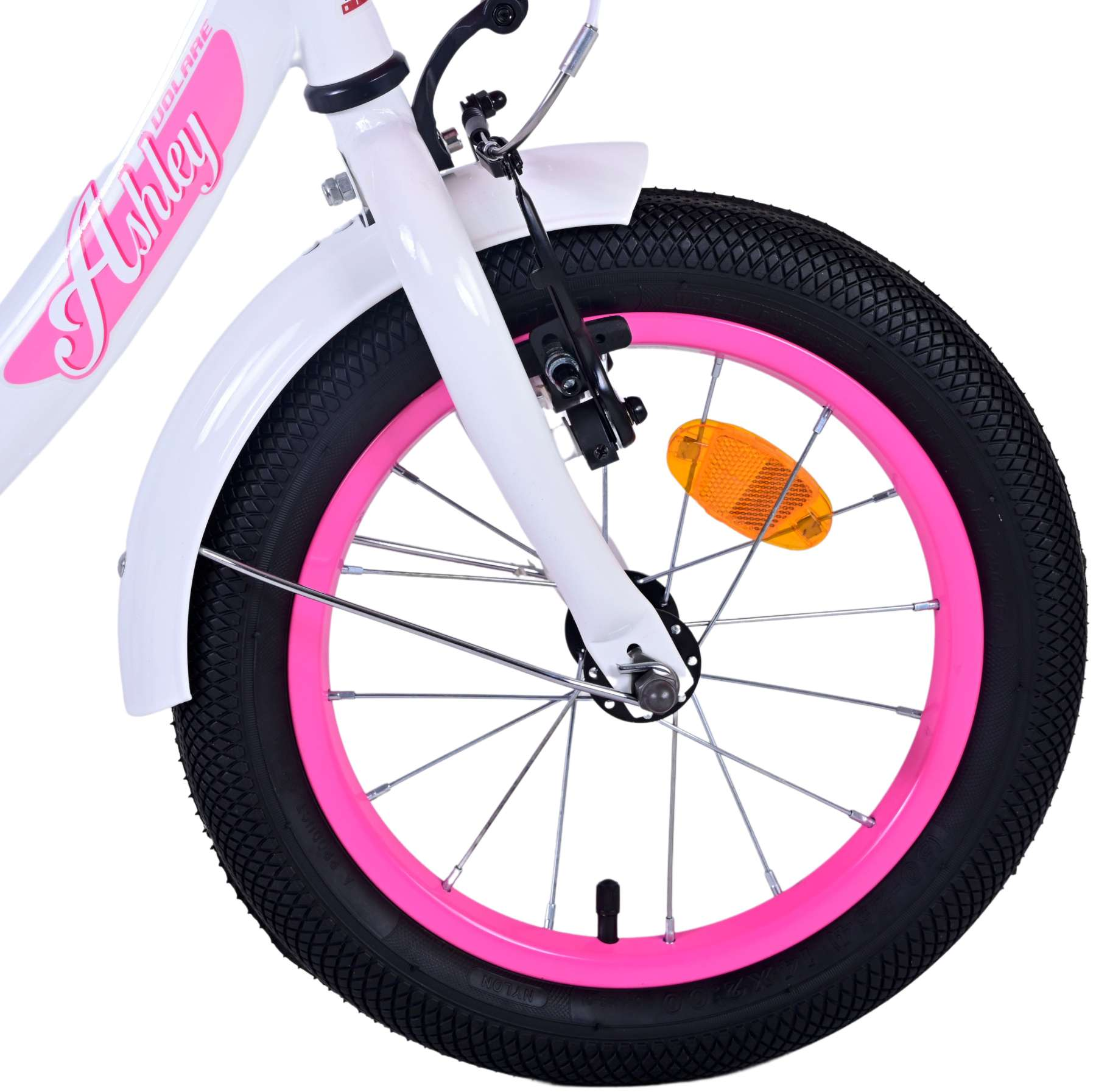 Ein Laufrad eines Kinderfahrrads. Rosa Felge, schwarzer Reifen, mit weißem Schutzblech und rosa Logo.