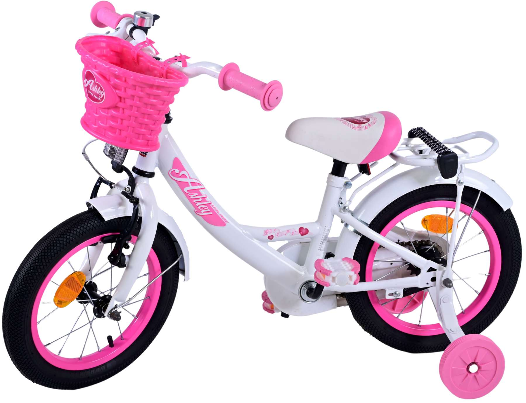 Ein weißes Kinderfahrrad mit einem rosa Korb, Lenker und Rädern. Es hat Stützräder.