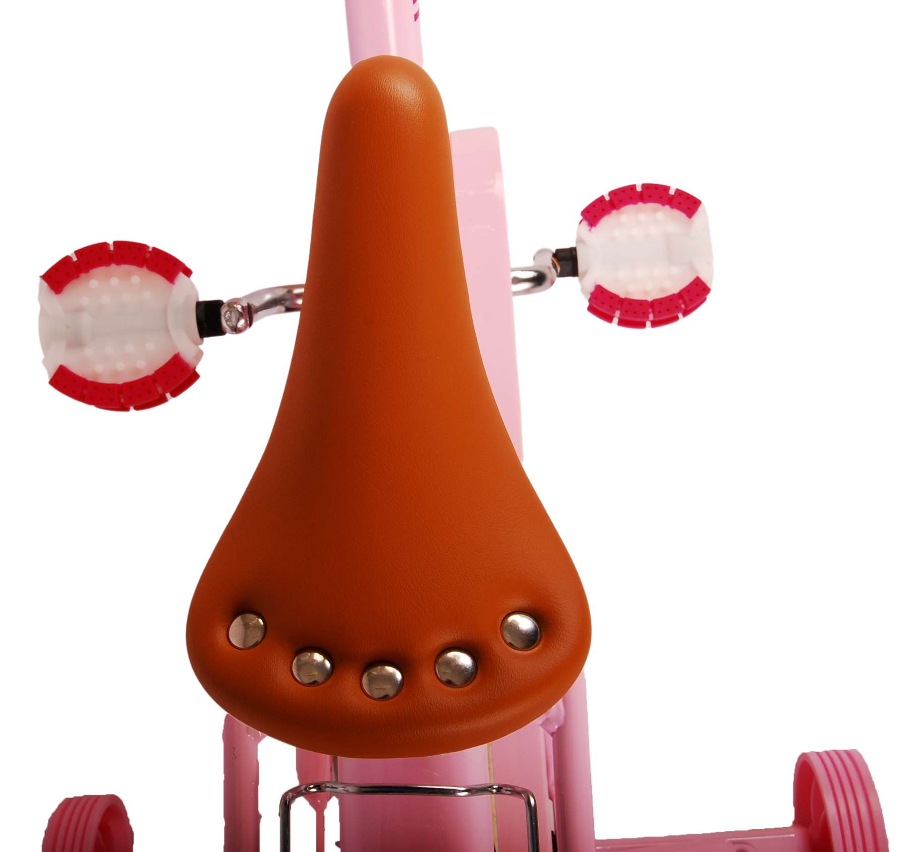 Nahaufnahme eines Fahrradsattels, braun mit silbernen Nieten und rosa Rahmendetails.