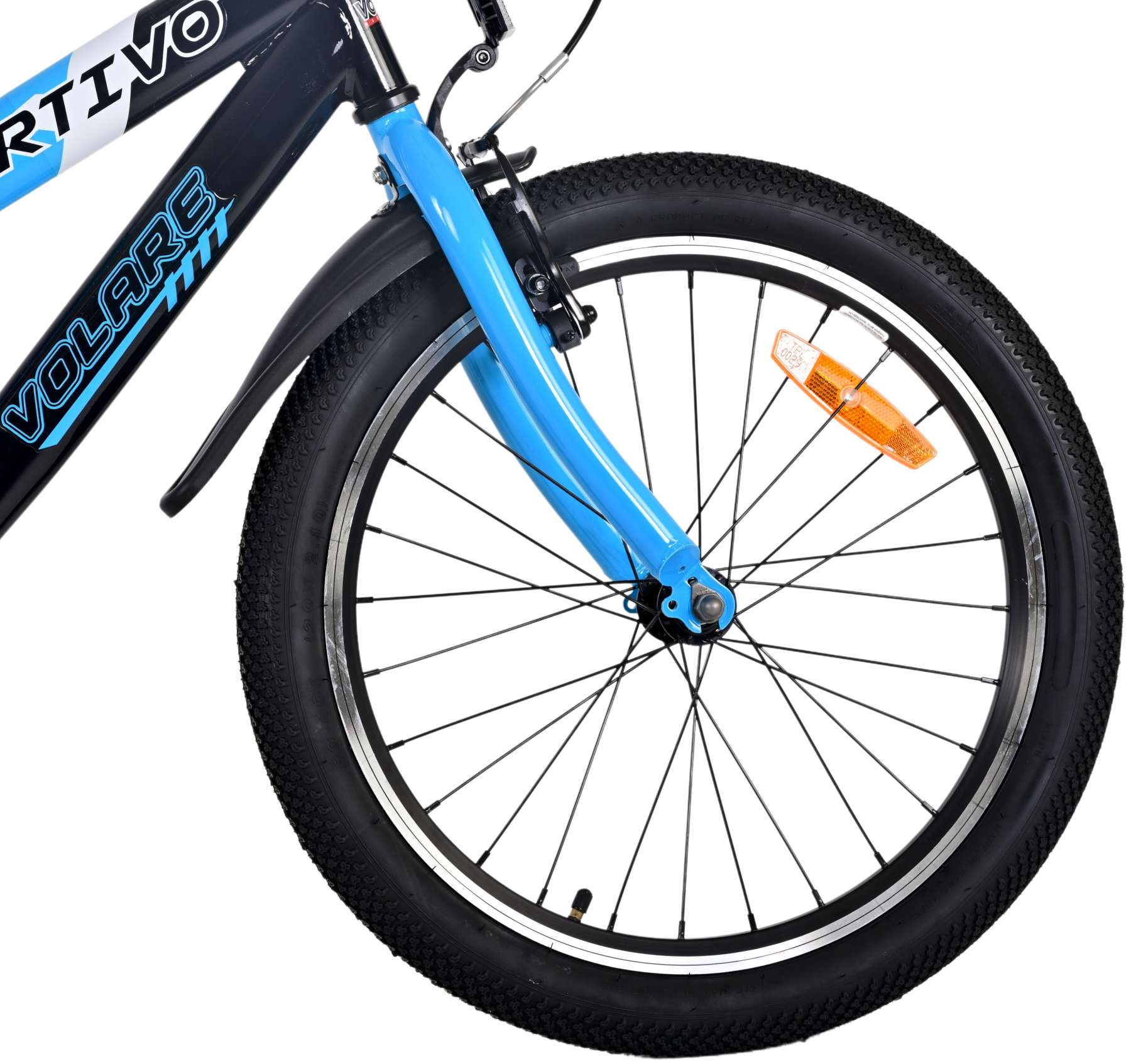 Nahaufnahme eines Fahrradrads mit blauer Vorderradgabel, schwarzem Reifen und Reflektor.